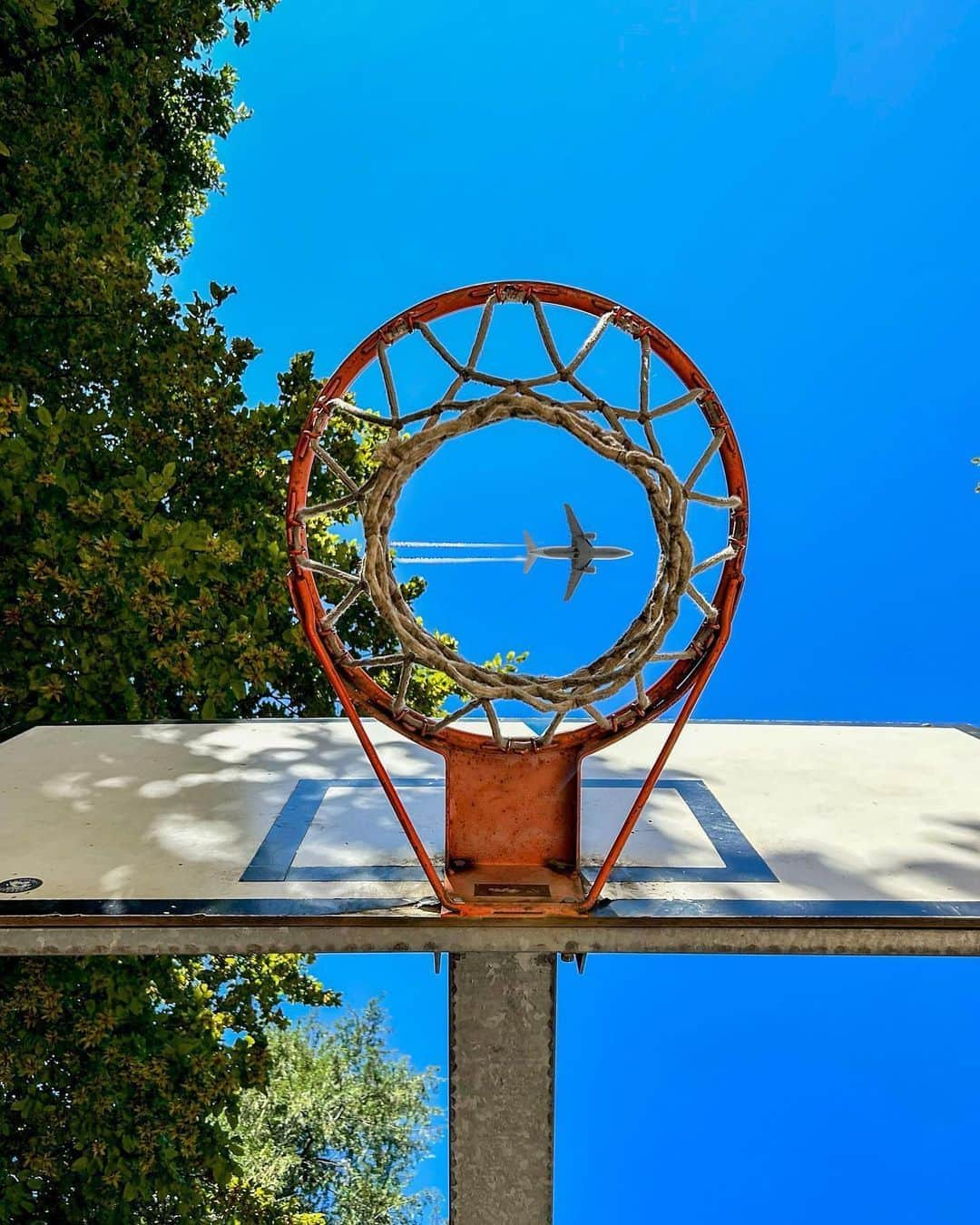 FIBAのインスタグラム：「When timing is nothing but net ✈️  📍 Varese, Italy 🇮🇹 📸 @smiky」