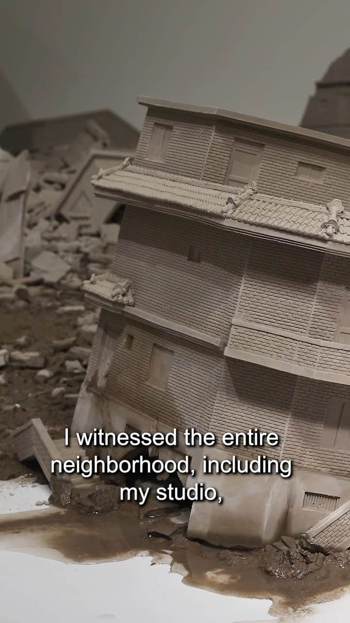 フィラデルフィア美術館のインスタグラム：「Art has the mesmerizing power to document social change.   The artist @jureekim_  uses unfired clay that dissolves in water to depict how entire cityscapes can be deconstructed. Kim experienced urban redevelopment firsthand, when a neighborhood where the artist’s studio was once located changed around 2008.   For The Shape of Time, Kim’s site-specific instillation pays homage to anyone who’s been affected by gentrification.   For too many urban residents across the globe, feelings of disruption are all to common.   🎥 @itinerant_pictures @daniel_traub   #theshapeoftime #koreanart #philamuseum #contemporaryart」