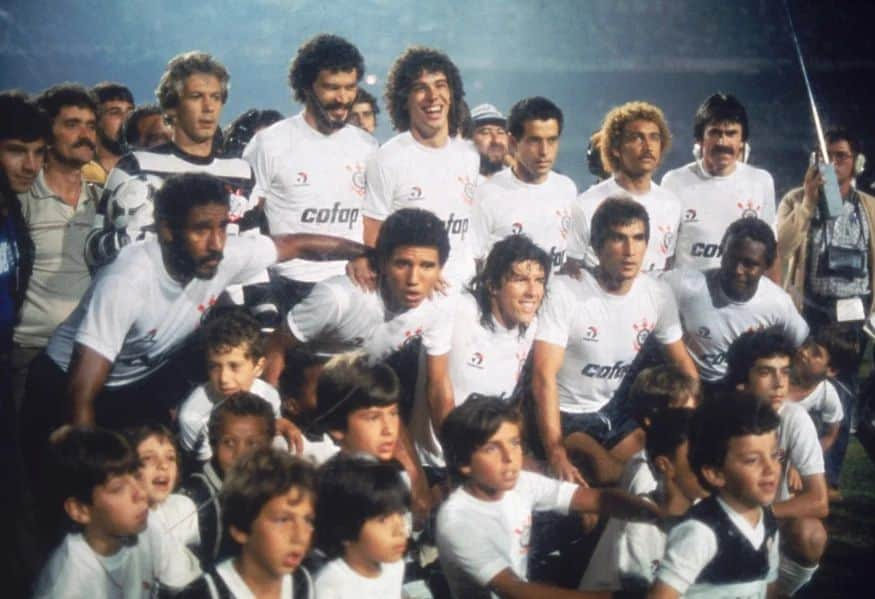 コリンチャンスのインスタグラム：「1️⃣4️⃣ de dezembro é o dia do bicampeonato da Democracia Corinthiana, nosso 19º Paulistão! 🏆🏆✊🏾  ⚔️ São Paulo 1 🆚 1 Corinthians 🗓️ 14/12/1983 🏟️ Morumbi ⚽️ Sócrates  #VaiCorinthians」