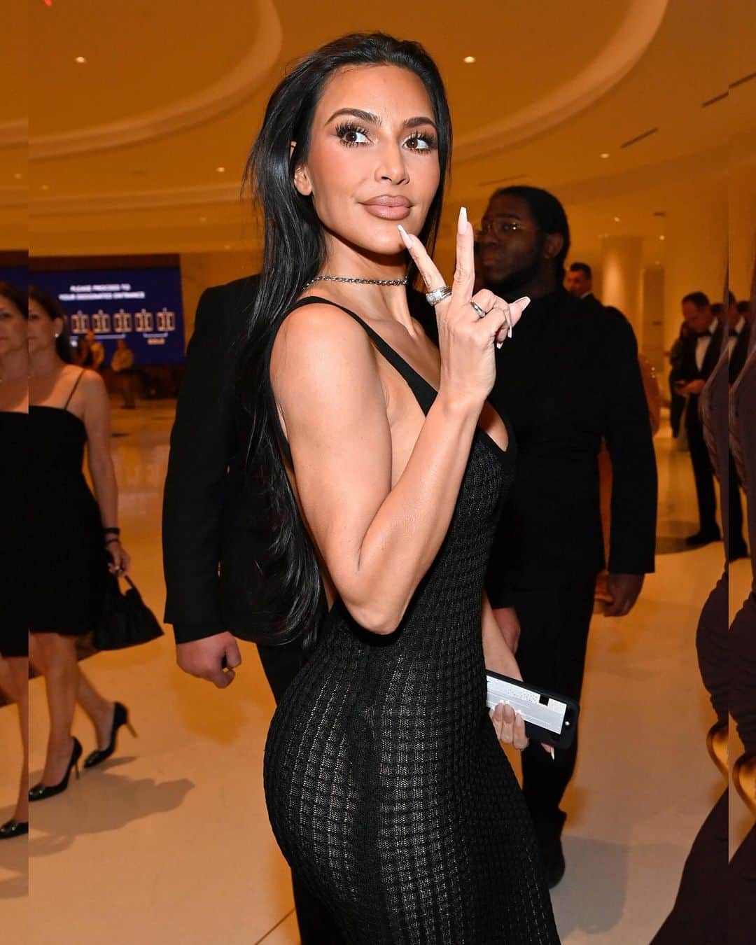 Just Jaredさんのインスタグラム写真 - (Just JaredInstagram)「Kim Kardashian, Kendall Jenner, Eva Longoria and Tom Brady were just a few of the stars who attended the grand opening of Fontainebleau resort in Las Vegas last night. We’ve got more pics of the guests over at JustJared.com! #KimKardashian #KendallJenner #EvaLongoria #TomBrady Photos: Getty」12月15日 2時37分 - justjared