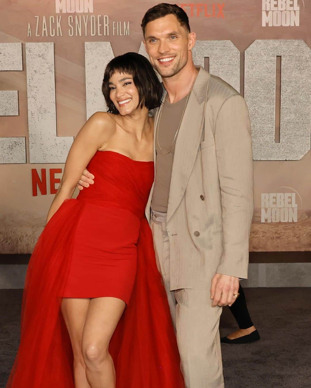 Just Jaredさんのインスタグラム写真 - (Just JaredInstagram)「Sofia Boutella turned the red carpet into her very own runway in a glam red dress with a playful train while attending the premiere of her movie “Rebel Moon - Part One: A Child of Fire” in Los Angeles last night. She appeared to have the best time posing for pics with costars, including Ed Skrein and E. Duffy. We’ve got more pics of the whole cast over at JustJared.com! #SofiaBoutella #EdSkrein #EDuffy #RebelMoon Photos: Getty」12月15日 2時41分 - justjared