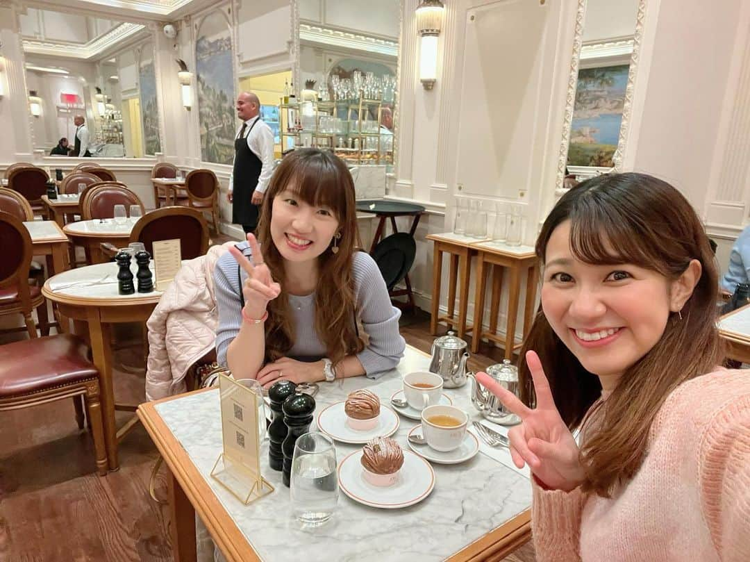 荒木優里さんのインスタグラム写真 - (荒木優里Instagram)「🍰 かなりの時差投稿ですが💫 Angelina Paris Bryant Parkに🫖  イチオシのモンブランを注文して、大満足🤗🩷 お店の雰囲気もかわいいし、 店員さんもフレンドリーで優しくて、 居心地のいい場所だったな✨ 他のケーキも食べてみたい〜❤️  仲良しのお友達に繋いでもらってのご縁での 初めまして会だったのだけど、 とても素敵な出会いでうれしかった〜😆💕  3人でもいつか会えたらいいなぁ🤩🌟  #angelinaparis #cafetime  #アメリカ生活 #アメリカ暮らし #ニューヨーク #ニューヨーク生活  #ニューヨーク暮らし #ニューヨーク在住 #Newyork #NYC #NY #アメリカ在住日本人 #帯同妻 #渡米記録 #海外生活 #travel #trip #旅行好き #アナウンサー #フリーアナウンサー #荒木優里 #荒木優里のゆるりアメリカ生活」12月15日 2時47分 - yuriaraki0726