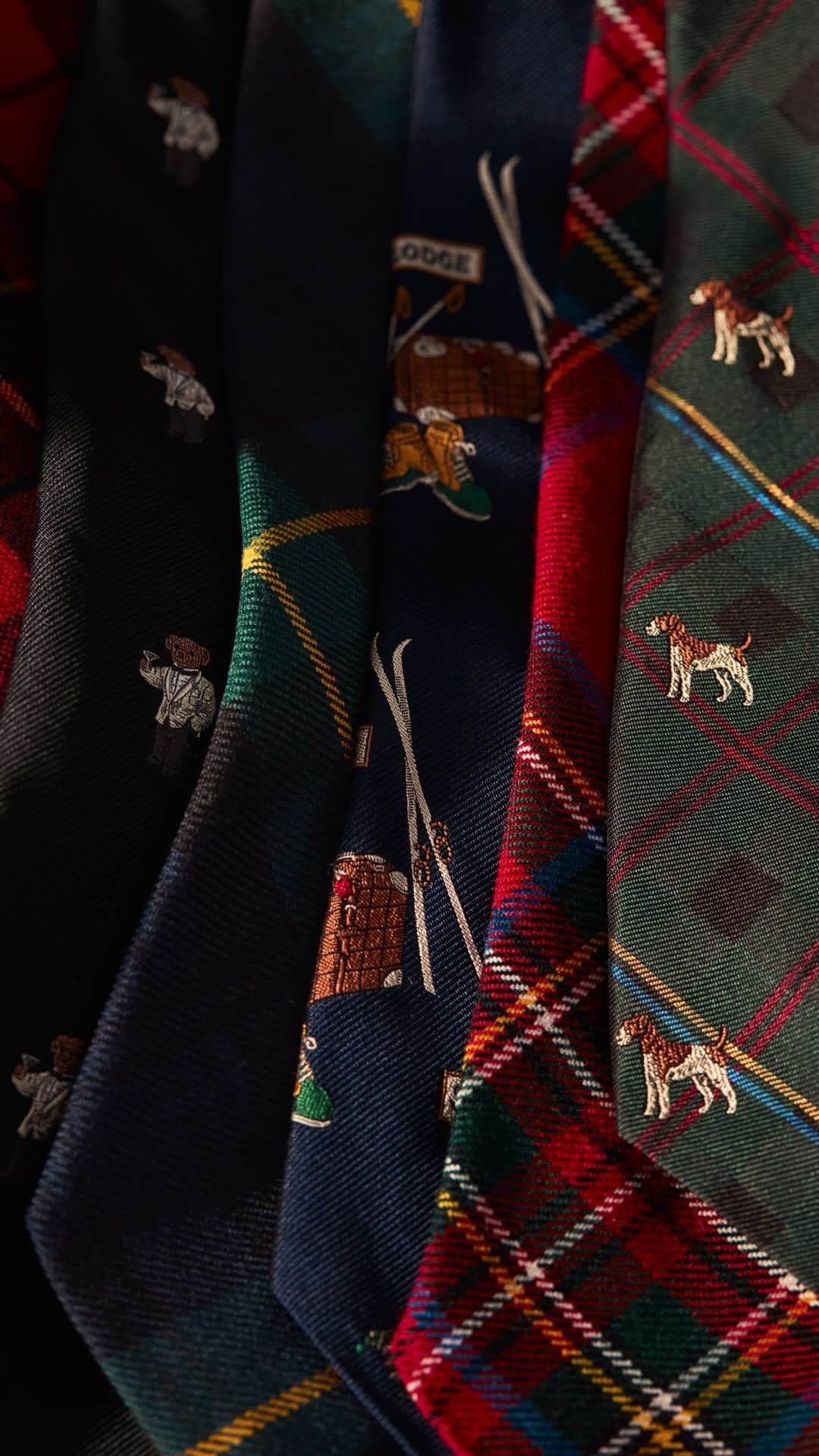 Polo Ralph Laurenのインスタグラム：「Explore our selection of iconic #RLHoliday gifts. From styles featuring our favorite #PoloBear and cable knits to #PoloRLStyle accessories and more.    Shop now via the link in bio.  #RLGifts #PoloRalphLauren」