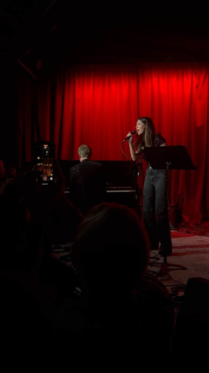 ヴィクトリア・ジャスティスのインスタグラム：「Big girls don’t cry, but they do experience performance anxiety 😬  Recently I had the honor of performing BGDC with @tobygadmusic at the iconic hotel cafe. I was soooooo nervous about this! I hadn’t performed in 10 YEARS guys. But guess what? It went so well & I had SO much fun.   Thank you Toby, for pushing me out of my comfort zone and reminding me why I love performing so much in the first place.   Growth & change happen when you’re uncomfortable! I hope this can be the sign you need to take that leap of faith for yourself. Love you guys & looking forward to more moments like this in the future 🥲 xoxoxox」