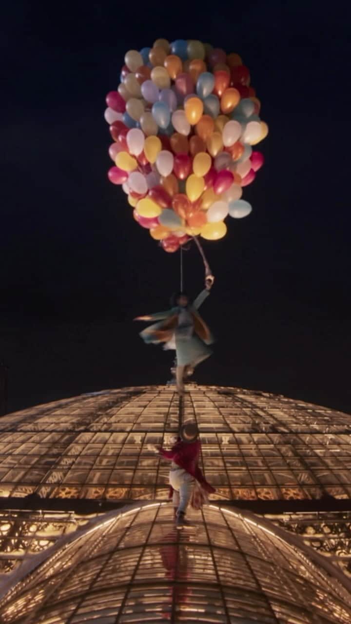 Warner Bros. Picturesのインスタグラム：「Together, Wonka and Noodle are the perfect combination of wacky and fun, but get the job done. ☁️✨ Experience this divine duo in #WonkaMovie - Only in theaters TOMORROW. Get tickets now: link in bio.」