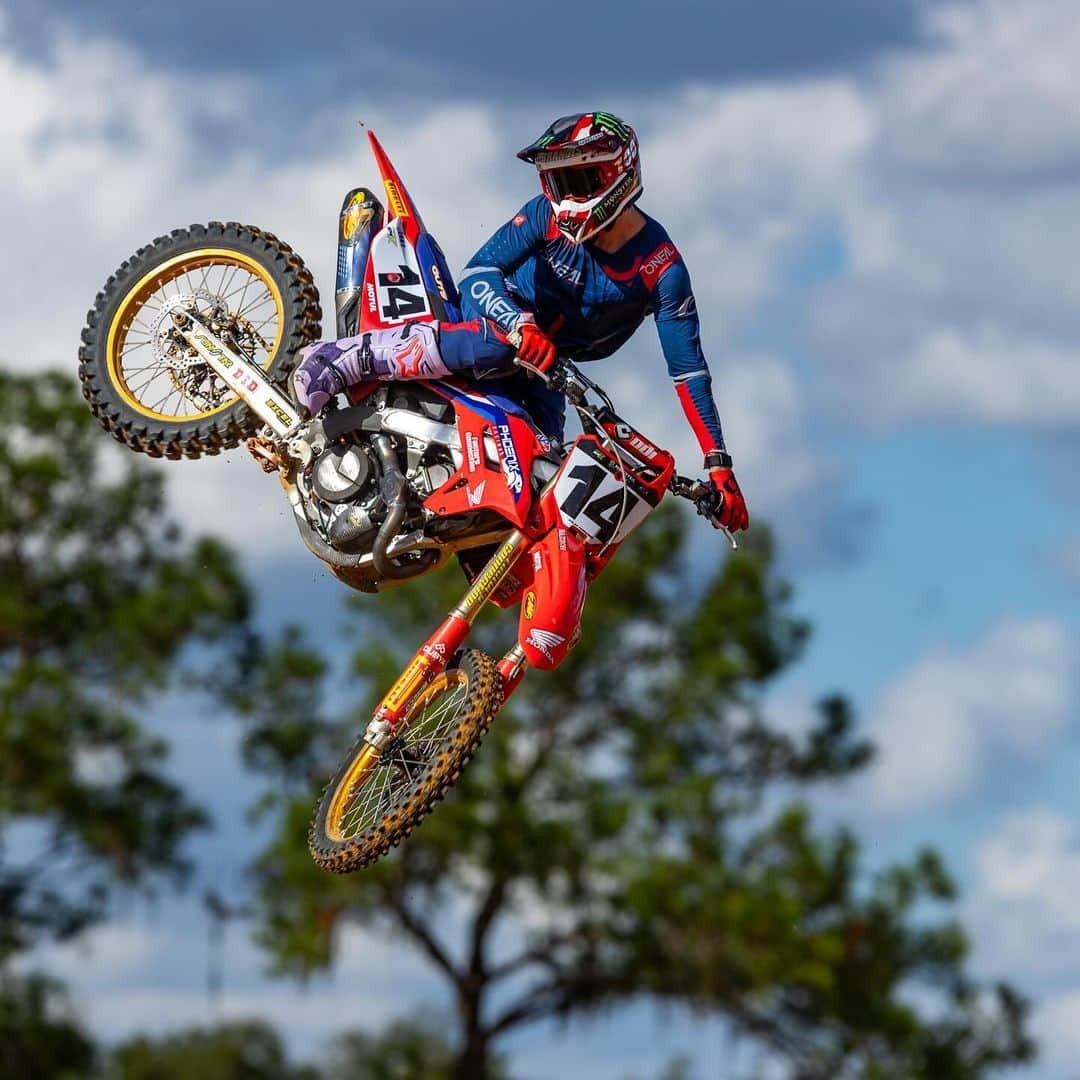 Racer X Onlineさんのインスタグラム写真 - (Racer X OnlineInstagram)「Dylan Ferrandis has always wanted to ride a Honda. It took a long and wild journey to find one with the team and people that believe in him, including one industry legend who has come back out of the shadows to help, simply because he knows Dylan isn’t done. @jasonweigandt penned Rise of the Ferrandis in our latest magazine issue 📲 #RacerX #Magazine」12月15日 3時03分 - racerxonline