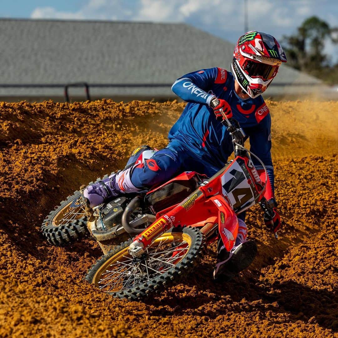 Racer X Onlineさんのインスタグラム写真 - (Racer X OnlineInstagram)「Dylan Ferrandis has always wanted to ride a Honda. It took a long and wild journey to find one with the team and people that believe in him, including one industry legend who has come back out of the shadows to help, simply because he knows Dylan isn’t done. @jasonweigandt penned Rise of the Ferrandis in our latest magazine issue 📲 #RacerX #Magazine」12月15日 3時03分 - racerxonline