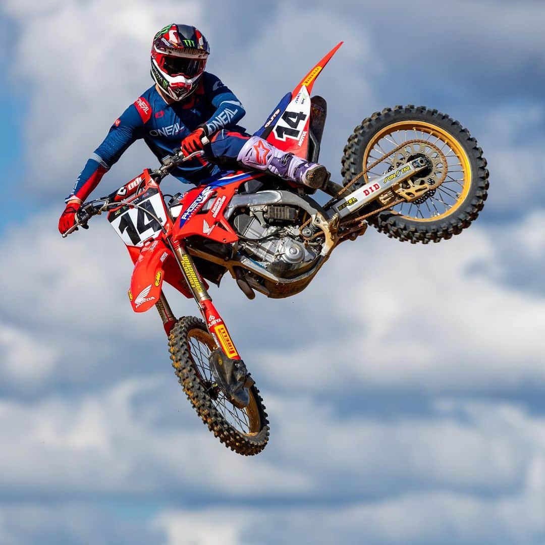 Racer X Onlineさんのインスタグラム写真 - (Racer X OnlineInstagram)「Dylan Ferrandis has always wanted to ride a Honda. It took a long and wild journey to find one with the team and people that believe in him, including one industry legend who has come back out of the shadows to help, simply because he knows Dylan isn’t done. @jasonweigandt penned Rise of the Ferrandis in our latest magazine issue 📲 #RacerX #Magazine」12月15日 3時03分 - racerxonline