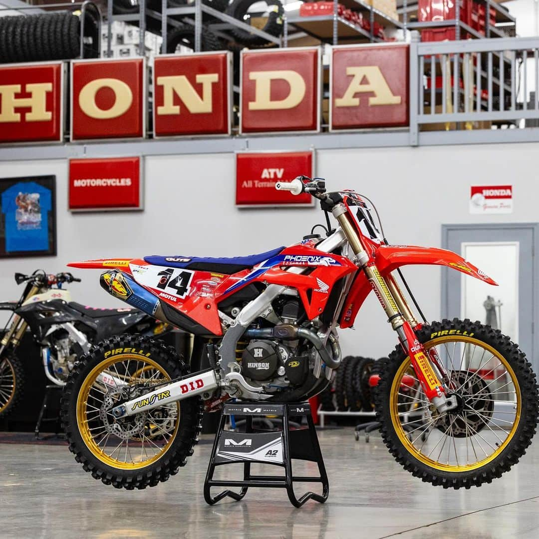 Racer X Onlineさんのインスタグラム写真 - (Racer X OnlineInstagram)「Dylan Ferrandis has always wanted to ride a Honda. It took a long and wild journey to find one with the team and people that believe in him, including one industry legend who has come back out of the shadows to help, simply because he knows Dylan isn’t done. @jasonweigandt penned Rise of the Ferrandis in our latest magazine issue 📲 #RacerX #Magazine」12月15日 3時03分 - racerxonline