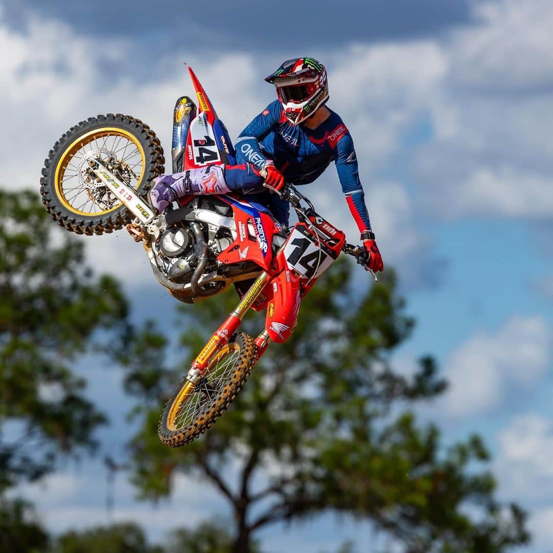Racer X Onlineのインスタグラム：「Dylan Ferrandis has always wanted to ride a Honda. It took a long and wild journey to find one with the team and people that believe in him, including one industry legend who has come back out of the shadows to help, simply because he knows Dylan isn’t done. @jasonweigandt penned Rise of the Ferrandis in our latest magazine issue 📲 #RacerX #Magazine」