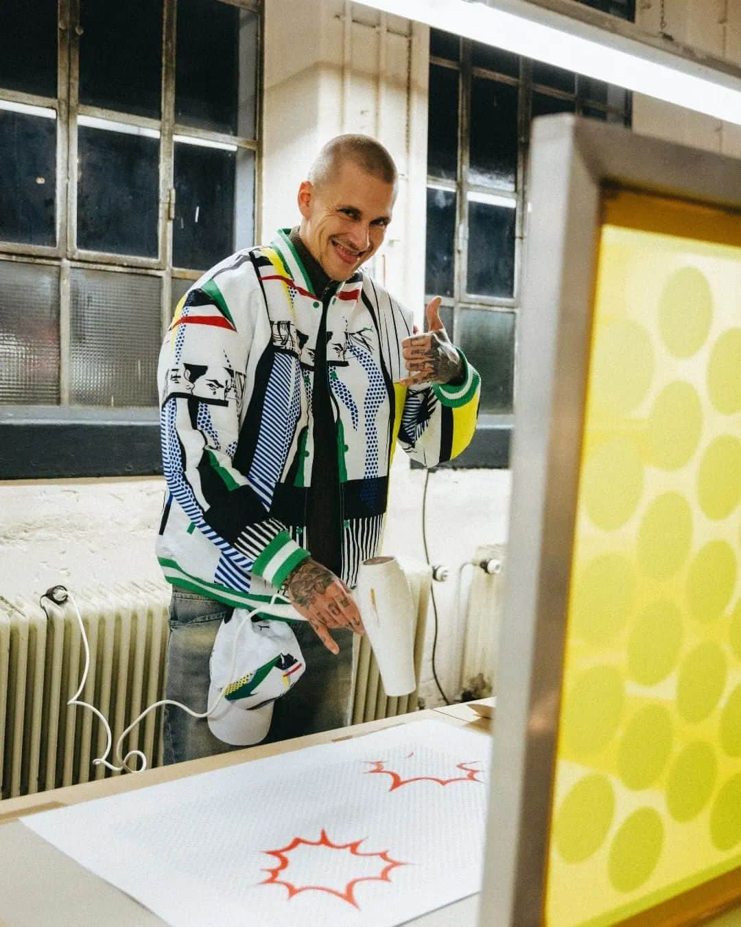 BMWさんのインスタグラム写真 - (BMWInstagram)「A collaboration for the ages: meet the Roy Lichtenstein capsule collection by BMW and @pumamotorsport.  The exclusive line and its launch is inspired by his 1977 BMW Art Car.  In an immersive workshop led by Berlin art collective Veryes, a group of creatives gathered to unleash their interpretation of pop art via AI-integrated screen printing. Remembering the late icon's legacy via innovative new artistic approaches.  Discover the collection via the link in bio. #BMW #GoodsWithFreude  📸 @guschibandana」12月15日 3時04分 - bmw