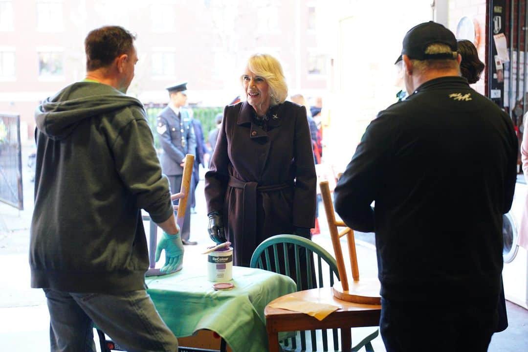 ロイヤル・ファミリーのインスタグラム：「The Queen has spent the day in Bristol and North Somerset, beginning with a visit to celebrate 25 years of Emmaus Bristol.  The charity supports individuals who have experienced homelessness, poverty and social exclusion. Those living at @EmmausBristol work in the charity’s social enterprises and receive tailored support plans, training and development opportunities.  ⚒️🪑 During the visit, Her Majesty heard about the charity’s income generating streams and spent time with staff and companions, touring the warehouses where donated items are stored, repurposed, or upcycled.  Later, Her Majesty visited @childrenshospicesw Charlton Farm site, which provides a homely space for children and young people with life limiting or life-threatening conditions, and their families.  Touring the hospice, The Queen met staff and supporters, before joining children to decorate their Christmas tree. 🎄」