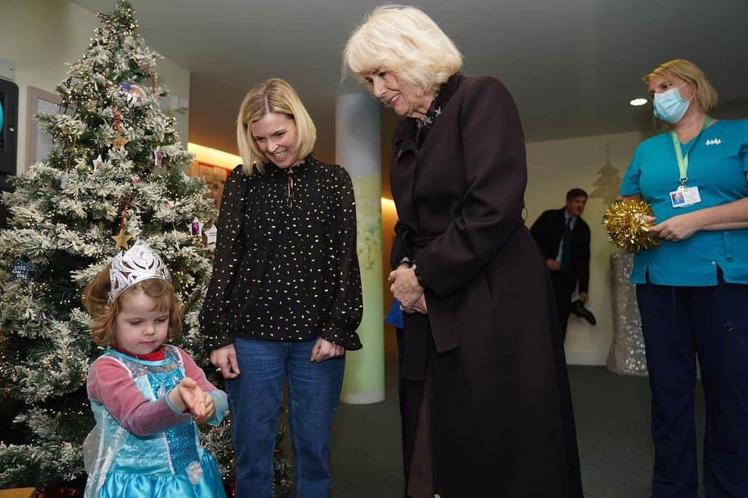 ロイヤル・ファミリーさんのインスタグラム写真 - (ロイヤル・ファミリーInstagram)「The Queen has spent the day in Bristol and North Somerset, beginning with a visit to celebrate 25 years of Emmaus Bristol.  The charity supports individuals who have experienced homelessness, poverty and social exclusion. Those living at @EmmausBristol work in the charity’s social enterprises and receive tailored support plans, training and development opportunities.  ⚒️🪑 During the visit, Her Majesty heard about the charity’s income generating streams and spent time with staff and companions, touring the warehouses where donated items are stored, repurposed, or upcycled.  Later, Her Majesty visited @childrenshospicesw Charlton Farm site, which provides a homely space for children and young people with life limiting or life-threatening conditions, and their families.  Touring the hospice, The Queen met staff and supporters, before joining children to decorate their Christmas tree. 🎄」12月15日 3時06分 - theroyalfamily