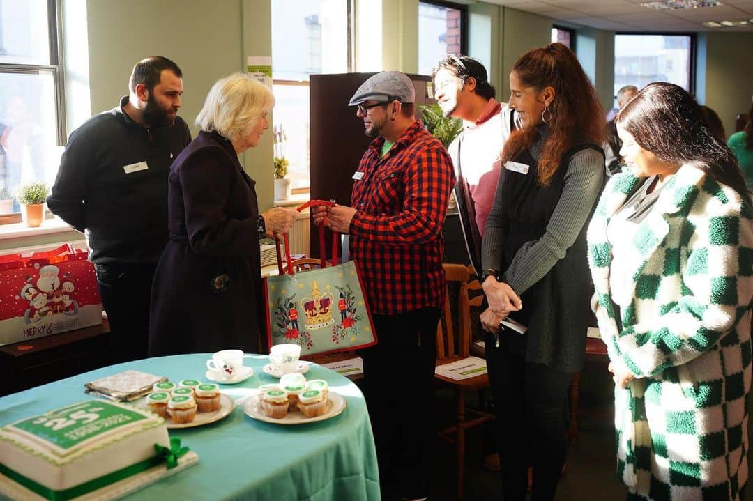 ロイヤル・ファミリーさんのインスタグラム写真 - (ロイヤル・ファミリーInstagram)「The Queen has spent the day in Bristol and North Somerset, beginning with a visit to celebrate 25 years of Emmaus Bristol.  The charity supports individuals who have experienced homelessness, poverty and social exclusion. Those living at @EmmausBristol work in the charity’s social enterprises and receive tailored support plans, training and development opportunities.  ⚒️🪑 During the visit, Her Majesty heard about the charity’s income generating streams and spent time with staff and companions, touring the warehouses where donated items are stored, repurposed, or upcycled.  Later, Her Majesty visited @childrenshospicesw Charlton Farm site, which provides a homely space for children and young people with life limiting or life-threatening conditions, and their families.  Touring the hospice, The Queen met staff and supporters, before joining children to decorate their Christmas tree. 🎄」12月15日 3時06分 - theroyalfamily