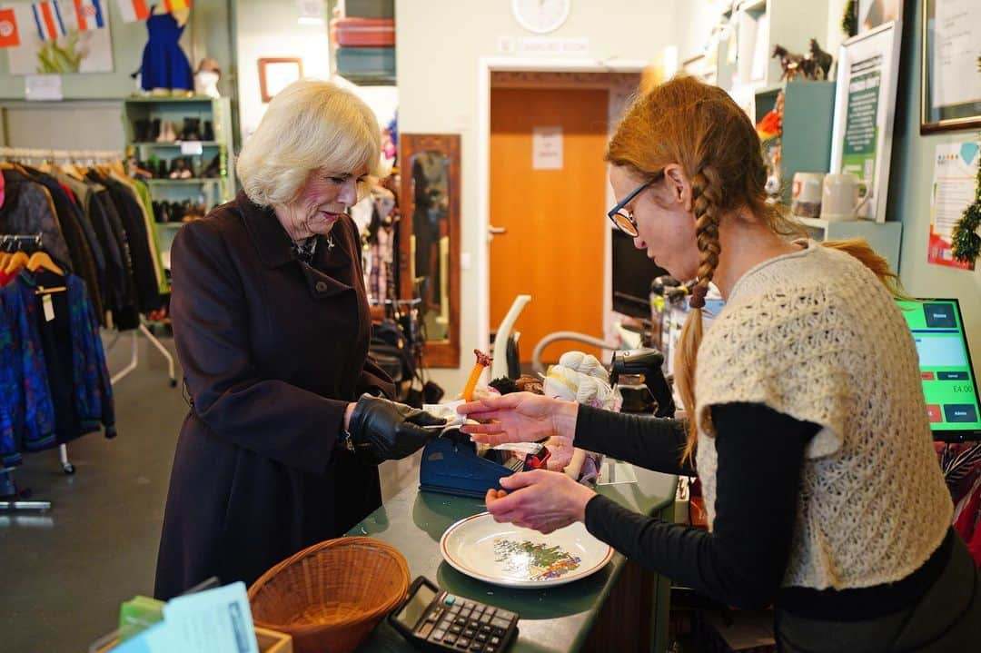 ロイヤル・ファミリーさんのインスタグラム写真 - (ロイヤル・ファミリーInstagram)「The Queen has spent the day in Bristol and North Somerset, beginning with a visit to celebrate 25 years of Emmaus Bristol.  The charity supports individuals who have experienced homelessness, poverty and social exclusion. Those living at @EmmausBristol work in the charity’s social enterprises and receive tailored support plans, training and development opportunities.  ⚒️🪑 During the visit, Her Majesty heard about the charity’s income generating streams and spent time with staff and companions, touring the warehouses where donated items are stored, repurposed, or upcycled.  Later, Her Majesty visited @childrenshospicesw Charlton Farm site, which provides a homely space for children and young people with life limiting or life-threatening conditions, and their families.  Touring the hospice, The Queen met staff and supporters, before joining children to decorate their Christmas tree. 🎄」12月15日 3時06分 - theroyalfamily