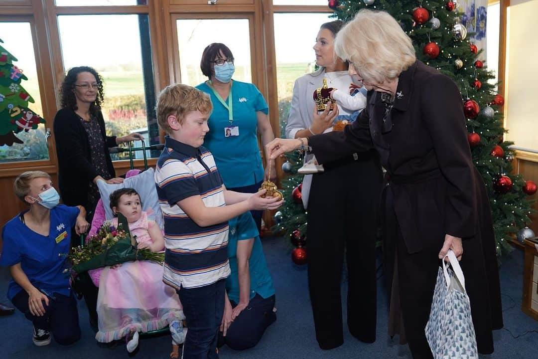 ロイヤル・ファミリーさんのインスタグラム写真 - (ロイヤル・ファミリーInstagram)「The Queen has spent the day in Bristol and North Somerset, beginning with a visit to celebrate 25 years of Emmaus Bristol.  The charity supports individuals who have experienced homelessness, poverty and social exclusion. Those living at @EmmausBristol work in the charity’s social enterprises and receive tailored support plans, training and development opportunities.  ⚒️🪑 During the visit, Her Majesty heard about the charity’s income generating streams and spent time with staff and companions, touring the warehouses where donated items are stored, repurposed, or upcycled.  Later, Her Majesty visited @childrenshospicesw Charlton Farm site, which provides a homely space for children and young people with life limiting or life-threatening conditions, and their families.  Touring the hospice, The Queen met staff and supporters, before joining children to decorate their Christmas tree. 🎄」12月15日 3時06分 - theroyalfamily