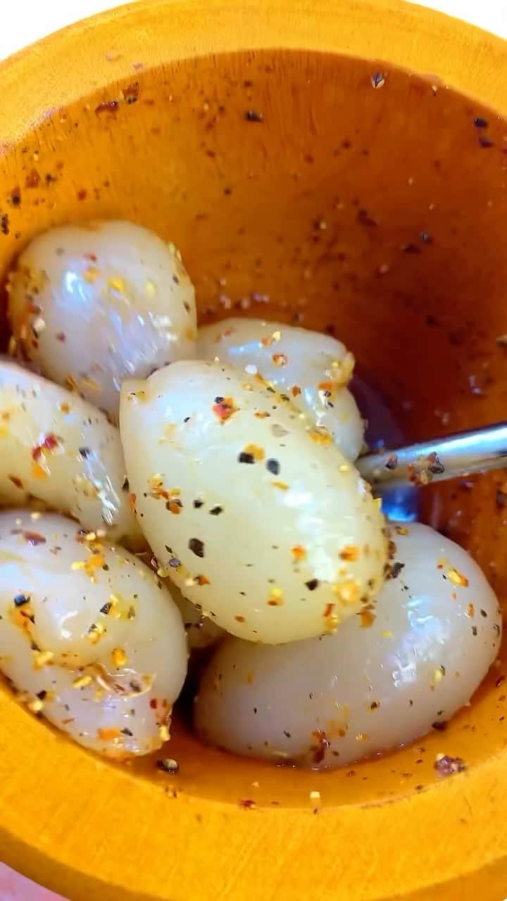 Sharing Healthy Snack Ideasのインスタグラム：「Would you try this?? Rambutan, sugar, salt, chili powder, black pepper, and fish sauce? Correct me if I am wrong.  By • @emthemkhong」