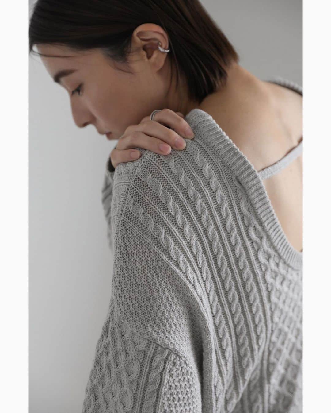 moca さんのインスタグラム写真 - (moca Instagram)「12/14 new itme . No.30001421 パックオープンパッチワーク編みニット  女性らしい着こなし叶えるバックオープンニット。  バックスタイルの適度な肌見せで女性らしさを引き立てます。 くしゅっと溜まる袖に鎖骨が覗く緩めのネックラインのルーズなバランス感も魅力。 どんなボトムスも合わせやすい腰丈の着丈なのでデニムでカジュアルに、タイトスカートでレディライクに、様々なテイストに合わせて着まわせます◎ チクチク感なくご着用頂けます。  price : 4,455yen (＋tax in) color : ivory/light gray/black model : 160cm  #selectmoca #セレクトモカ」12月14日 19時00分 - selectmoca