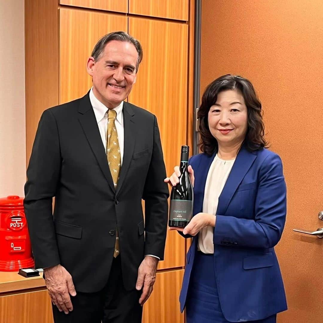 野田聖子のインスタグラム：「駐日ニュージーランド大使館　ヘイミッシュ・クーパー大使が議員会館にお越しくださいました。ニュージーランドと日本の交流や地域情勢等について、意見交換を行いました。  #ニュージーランド  #野田聖子」