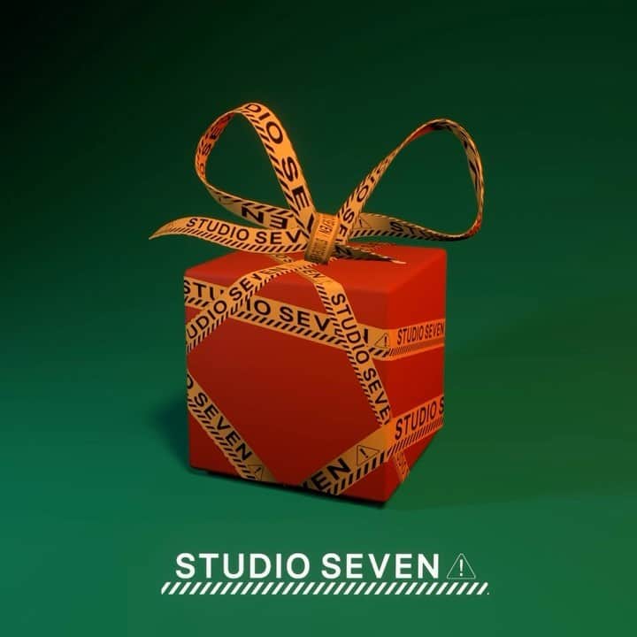 SEVENのインスタグラム：「HAPPY HOLIDAYS from STUDIO SEVEN🧡🎁  STUDIO  SEVENではウェアから小物までギフトにぴったりなアイテムを取り揃えております。  「大切な人」や「ご自身」へ贈るギフトをSTUDIO SEVENから選んでみてはいかがでしょうか？🔔  #studioseven」