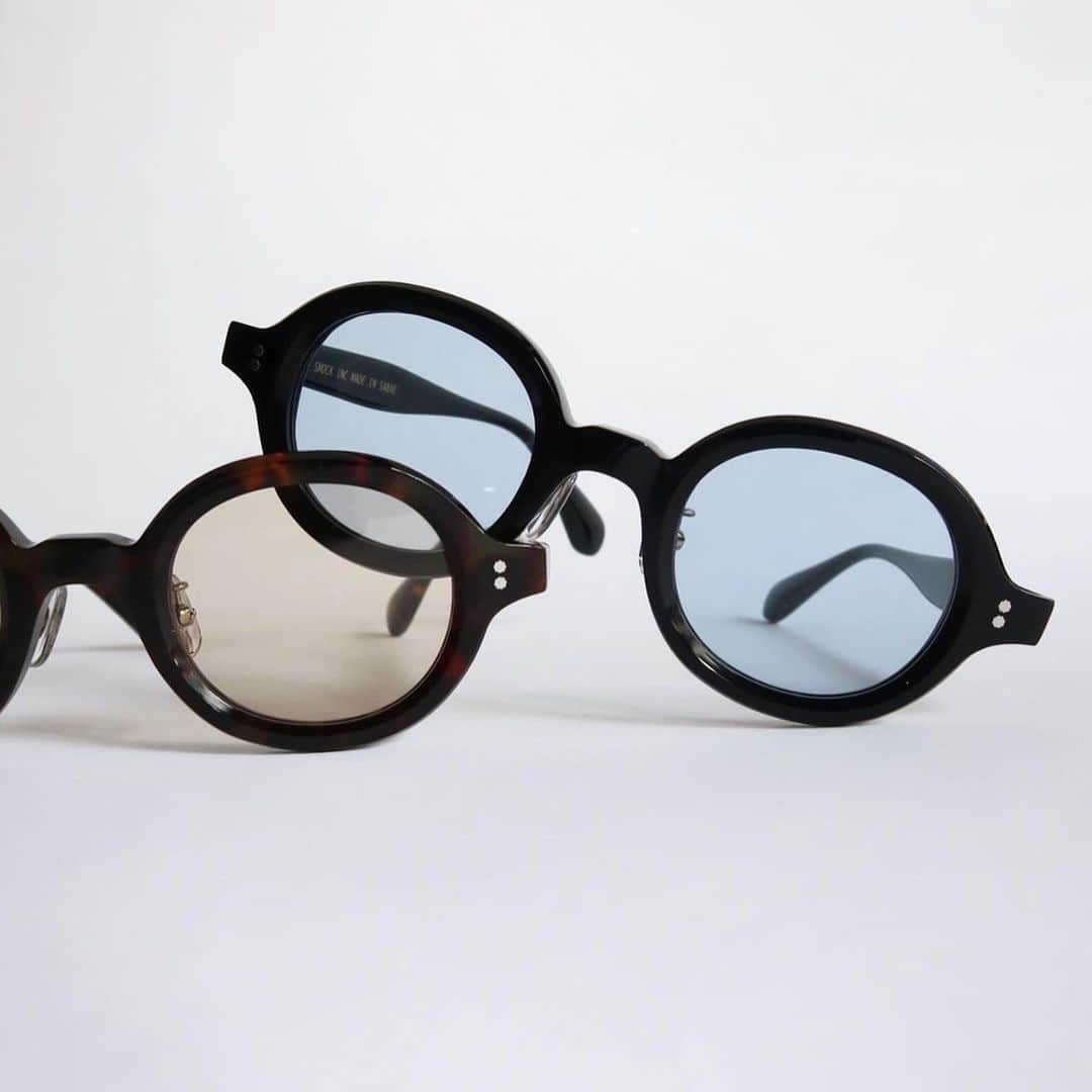 TheSunGoesDownのインスタグラム：「12/16（土）12:00 on sale instore 12/17（日）21:00 on sale at “online"  smock optical "OV"  税込20000円  眼鏡の産地、福井県鯖江にて製作した新型オーバルフレームのsmock optical "OV"になります。  肉厚なリムにTVカット、テンプルにも斜めに削りを入れて立体感のある高級な雰囲気に。  厳選されたアセテートを使用し、一点一点ハンドメイドで製作した拘りの一点です。  大量流通している成形品では味わえない、熟練の職人の技術により美しい立体感とバランスのとれた存在感で飽きのこない仕上がり。  眼鏡には鼻パットをつけているので男性はもちろん女性もメイクが落ちにくい仕様です。  眼鏡にはオリジナルで製作したTybecを使用したメガネケースと肌触りの良いオリジナルクロスもセットでつきます。  レンズは度がはいっていないので、度を入れる場合はお近くの眼鏡屋さんにてお持ちください。  color black /demi  size free  material acetate  made in Sabae,Japan」
