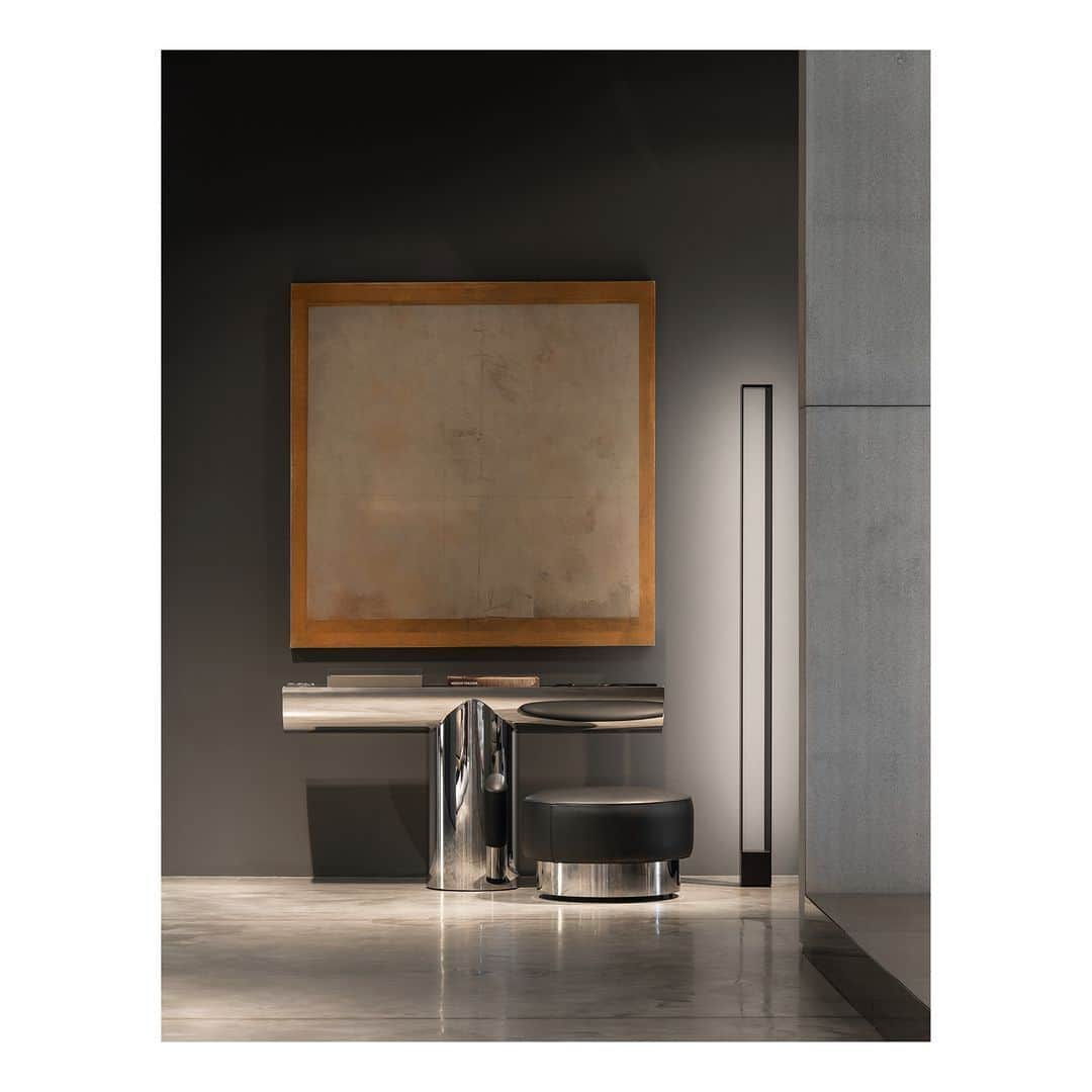 Minotti Londonさんのインスタグラム写真 - (Minotti LondonInstagram)「A cylindrical steel structure reflects the great sculptural power of its Brutalist-inspired design, fitting into any environment with expressive freedom: discover our Pilotis console at the link in bio and in-store.  Rodolfo Dordoni design  #minotti #minotti2023collection #pilotisconsole #rodolfodordoni #interiordesign #designlover #madeinitaly #furniture」12月14日 18時35分 - minottilondon