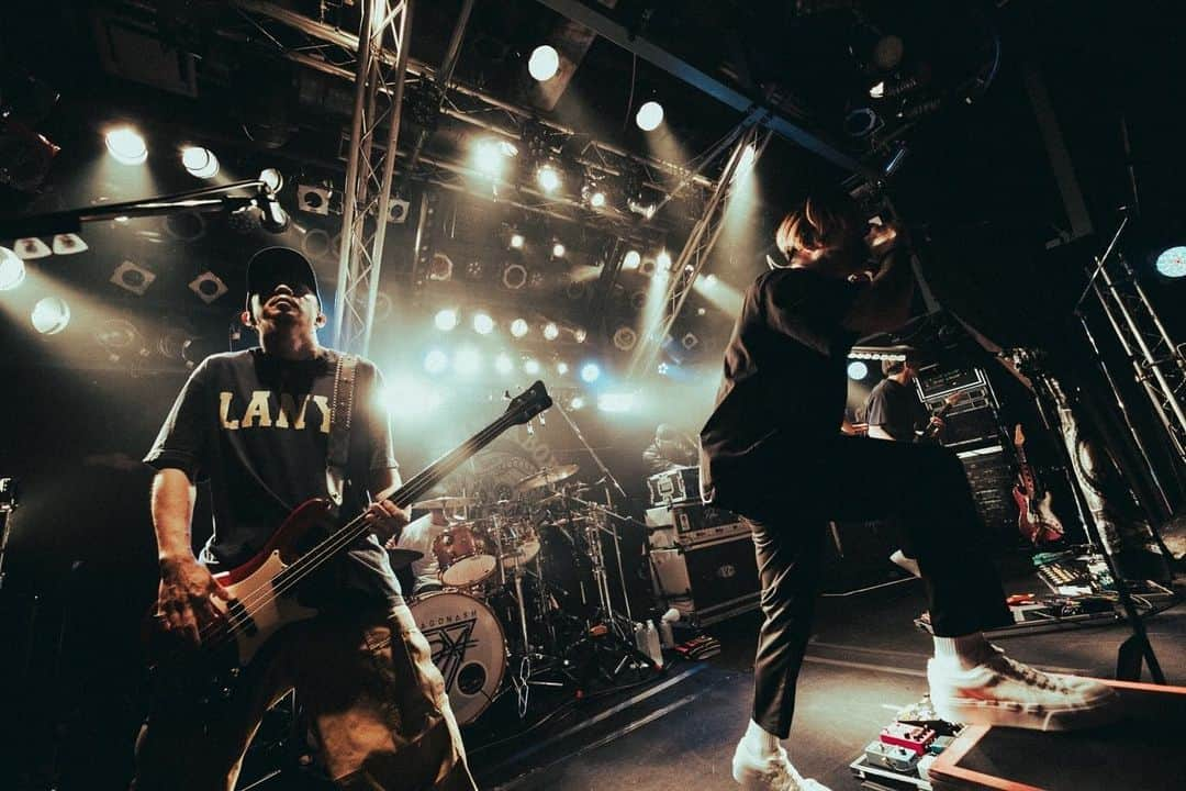 T$UYO$HIさんのインスタグラム写真 - (T$UYO$HIInstagram)「. Dragon Ash VOX in DA BOX TOUR始まりました！ ついこの間BONEZでLIVEした 佐賀からスタート！（笑）  とにかく男が多くてビックリしたな！ Dragon Ashとしても初の佐賀ってことで みんな待ち望んでたんだろうね  今までは色々な規制の中でのツアーだったけど ついにLIVE HOUSEでこの感じ FIVES以来のこの感じ 楽しみたい奴は来て楽しめばいい！  photo @nekoze_photo   #dragonash #voxindabox」12月14日 18時27分 - tsuyoshi_ptp