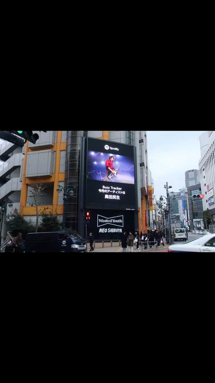 奥田民生のインスタグラム：「SHIBUYA TELEVISIONで #BuzzTracker の映像が流れています！ 全部で7か所にあるので、どこにあるか是非探してみてください！ 見かけたら 👍 のコメントで教えてくださいね。  #奥田民生 #さすらい #バズトラ #tiktok #spotify」