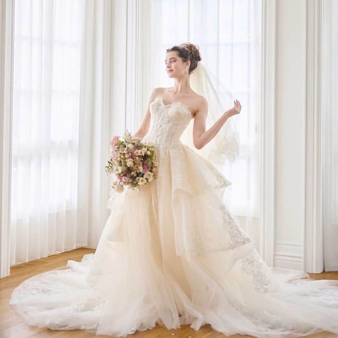 Choole 業界初、オンライン結婚式準備サービスさんのインスタグラム写真 - (Choole 業界初、オンライン結婚式準備サービスInstagram)「【#THEHANYドレス】 こんばんは！トキハナ編集部です✨   今回は、誰でもプリンセスになれる♡ 『THE HANYドレス』 をご紹介👗👸💕  - - - -  Photo by @thehany_official  - - - -   ——————————————————   ⚜️トキハナって？ LINEで式場探し使いやすさNo.1✨ 『結婚式場見学予約サイト👰🏻‍♀️』  🕊️トキハナの特徴🕊️ ・・LINEで元ウエディングプランナーに相談できる（夜22時まで） ・式場との独自契約により「即決不要の最低価格保証」を約束 ・見学手配＋見積もりチェック付き ・カンタン診断で好みの式場が見つけられる プロフィールリンクからカンタンウエディング診断やってみてくださいね💛   —————————————————  #プレ花嫁 #卒花嫁 #トキハナ #ウェディングドレス #結婚式ドレス #thehany #thehanyドレス」12月14日 18時31分 - tokihana_wedding