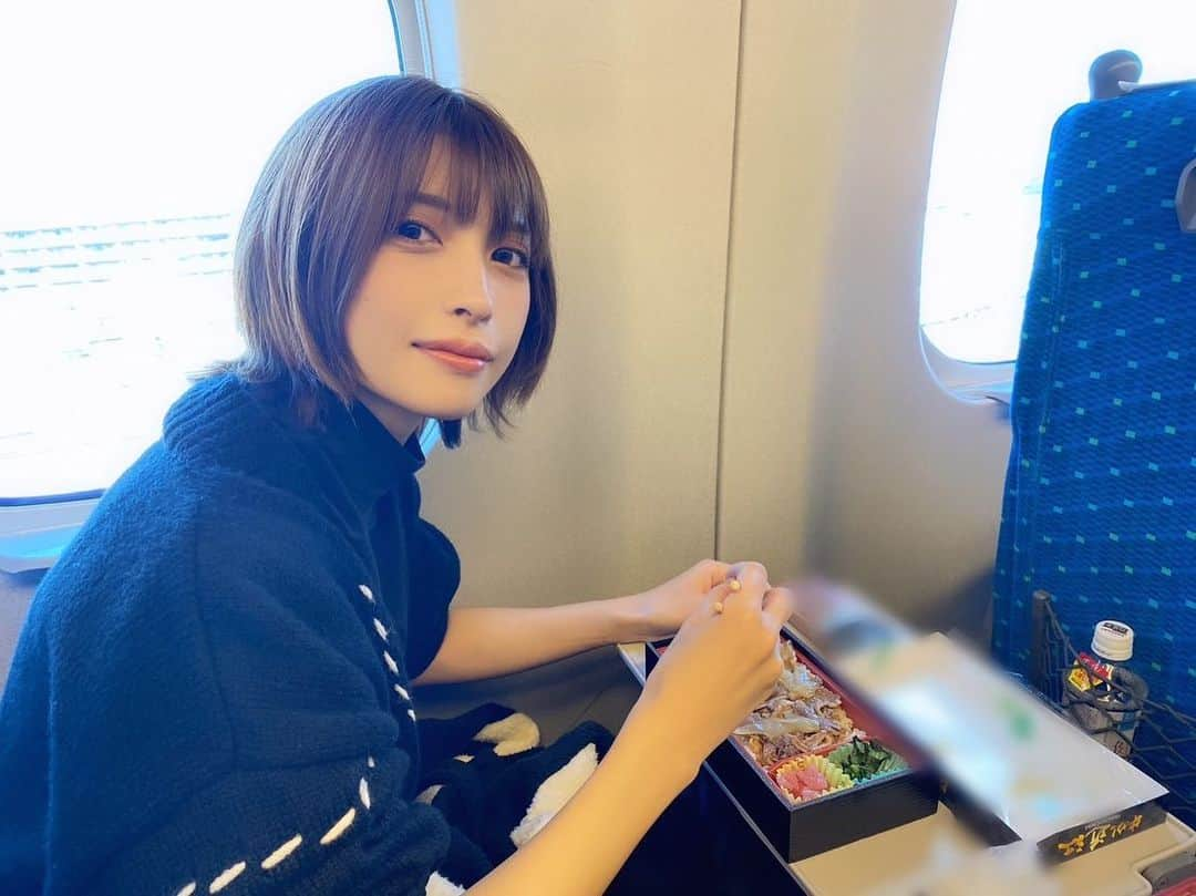 上杉真央のインスタグラム：「#オフ杉真央 iR2 Zeppツアー 大阪からの帰り道🚄  そして食後の寝落ちまでがセット。笑 (写真はもちろんひさよに撮られてました🤣)  #fripSide #iR2_tour #上杉真央」