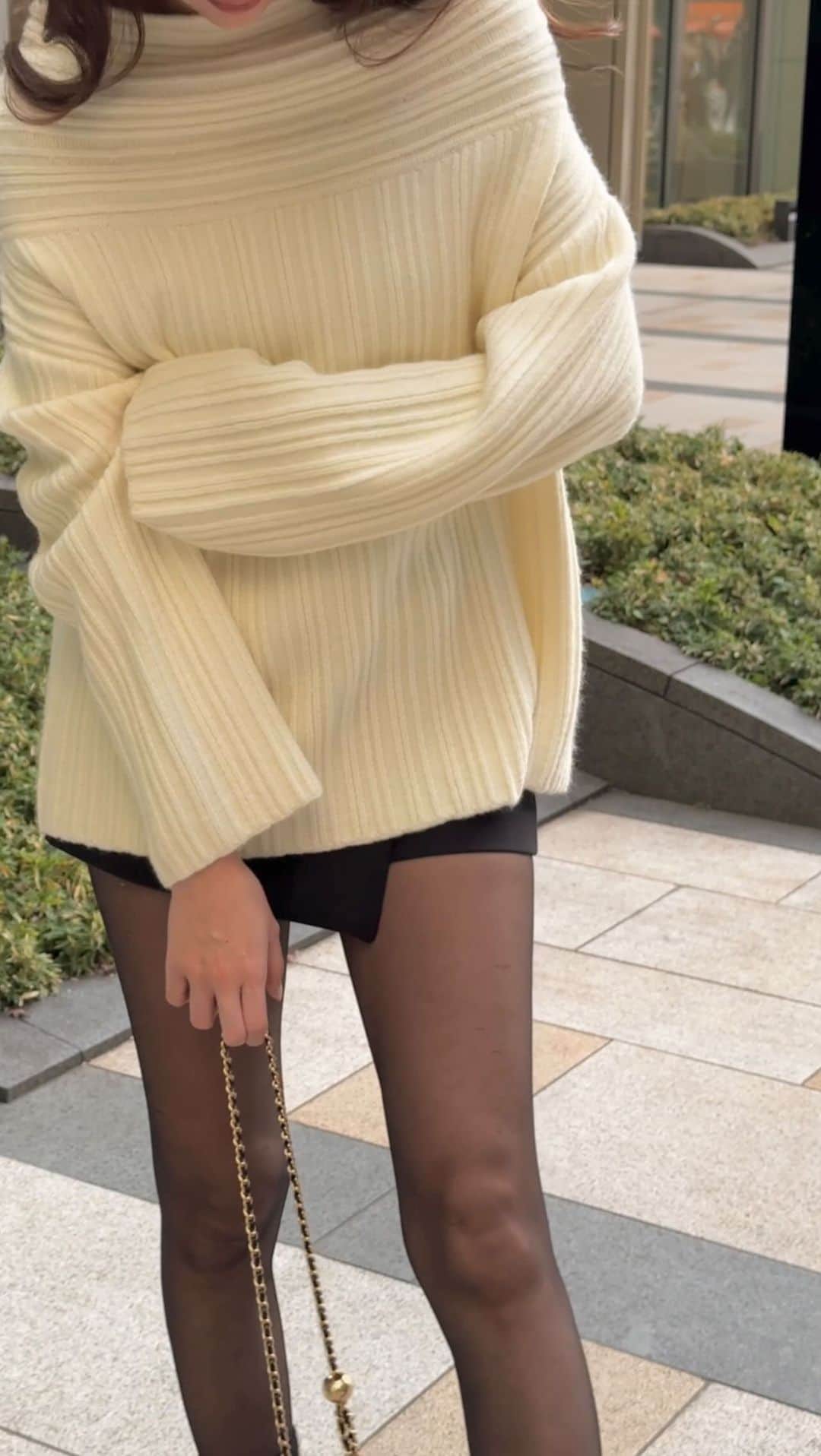 YUKIのインスタグラム：「珍しく女の子👧🏻って感じ😏  このニット、フォルムめちゃくちゃ可愛いの🤍 オフショルとまでいかずな具合で ちょっと落として着るのが好きです。 気分でがっつりオフショルにもしてる👍🏻 白ニットでも甘くなりすぎないところが お気に入り。 展示会、オンラインでも大人気で グレー、ネイビー完売のホワイト残り3点とか！  パンツとブーツは @zara だよ🥸  #libjoie #outfit #tokyo #winter #ootd」