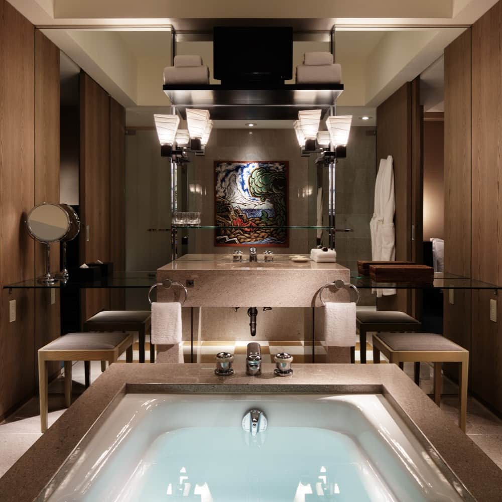 Park Hyatt Tokyo / パーク ハイアット東京のインスタグラム：「Relaxing in a soothing hot tub is an excellent way to end your day.  寒い夜はあたたかなバスタイムで至福のリラクゼーションを。  Share your own images with us by tagging @parkhyatttokyo  ————————————————————— #ParkHyattTokyo #ParkHyatt #Hyatt #luxuryispersonal #discovertokyo #staycation #bathtime #relaxation #パークハイアット東京 #ホテルステイ #ホテルライフ  #ステイケーション #バスルーム #バスタイム」