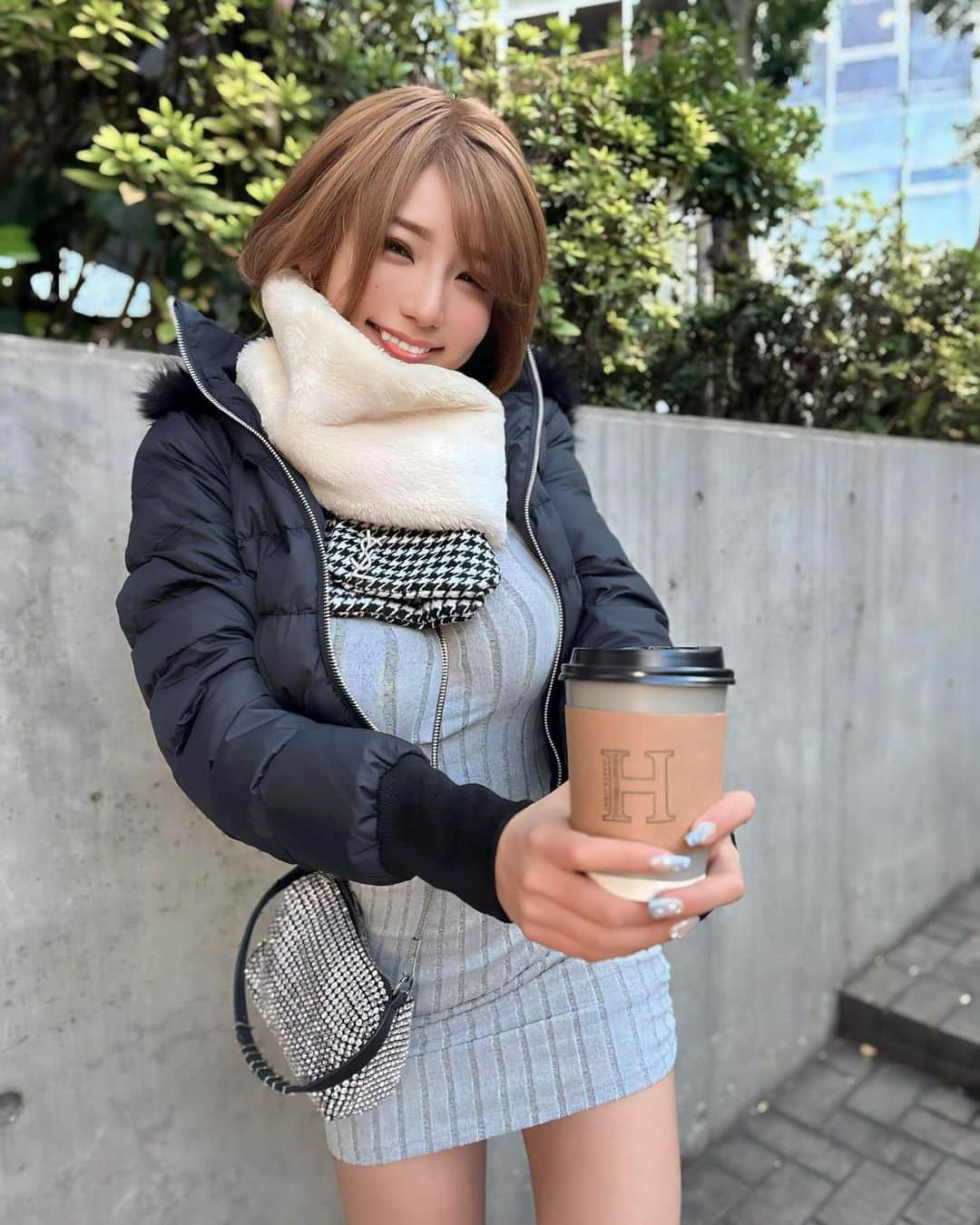 ENAのインスタグラム：「やっほ〜！ううん！全然待ってないよっ✨ コーヒーをどうぞ☕️🤍  …待ち合わせは早めに着きすぎて🤫 集合場所付近をうろうろしてるの見つかるタイプかな😆笑  そして12/23(土)はファンイベント teadanece💃 私へのクリスマス&誕生日プレゼントに🎁 一緒にツーショット撮ってくれますか？照  ストーリーからもリンクに飛べるのでcheckしてね☺️↓ 🔗https://cyberjapan.shop/items/656de228712e6e07c5fc1c1c  #cyberjapan #サイバージャパン #cjd_ena #新人」