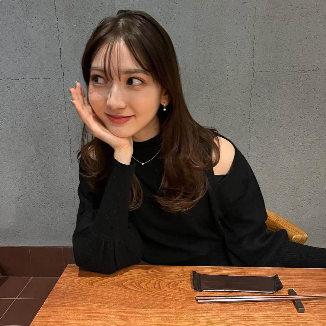 宮﨑葉苗さんのインスタグラム写真 - (宮﨑葉苗Instagram)「. 初めて麻布台ヒルズに行ってきた🫶🏻 #sta の定食美味しかった〜！！  シンプルなデザインが本当に素敵で一目惚れした @anuans.official のリバーロングチェスターコート🧥着るのが勿体無くてなかなか着れなかったけどついに、、♡ サイドに入ったスリットも上品でいろんなコーデに合わせられるエクリュのカラーにしました😌✨冬の白アウターは間違いなく可愛い、、！  coat: #anunans  tops: #snidel skirts: #lilybrown shoes: #diana  #麻布台ヒルズ#麻布台#sta#六本木カフェ#六本木ランチ#麻布台グルメ#冬コート#冬コーデ#チェスターコート#白アウター#リバーロングチェスターコート#アニュアンス」12月14日 18時48分 - hanae_miyazaki