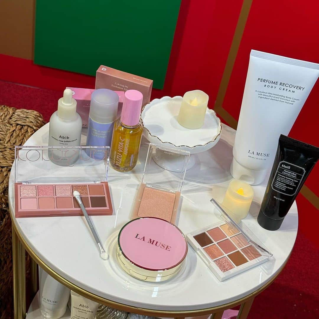 りなたろすさんのインスタグラム写真 - (りなたろすInstagram)「⁡ ⁡ 🎄NUGU X B the B SEOUL-BEAUTY POP UP🎄 ⁡ ⁡ 豪華すぎるブランド大集結🥹💕 d'alba , abib , lalarecipe, skin1004 klairs, flynn, keybo, rom&nd, blanc diva,la muse ⁡ @dalba_japan @abib.japan @lalarecipe.jp @skin1004_japan @klairs.jp @flynn.japan @keybo_jp @romand_jp @blancdiva_japan @lamuse.japan ⁡ ⁡ ⁡ 1等のアドベントカレンダーが豪華すぎて abidのブースの抽選めちゃくちゃ盛り上がった🥹‪💕 ⁡ ⁡ 会場来場者や事前予約で先着順giftのプレゼントも🎁 他にもPOPUPでこんなに貰えるのー！？ な太っ腹特典がたくさん( ⸝⸝･̆⤚･̆⸝⸝) 最後の写真見てみてね⸜🌷︎⸝‍   ⁡ 可愛いフォトゾーンもあるし タッチアップしてもらえるイベントもあったり 一人で行っても楽しめそう🪞🪄︎︎ ⁡ ⁡ ⁡ ⁡ 🗓12月15日~17日の3日間 誰でも来場可能なので ぜひ遊びに行ってみてね🎅🏻- ̗̀🎁 ̖́- ⁡ ⁡ 📍OMOTESANDO MUSEUM 東京都港区青山3丁目18-19 フェスタ表参道ビル 新館2階 🕙10:00～20:00（17日のみ18） ⁡ ⁡ ⁡ ⁡ ⁡ ⁡ #PR #popupイベント #期間限定イベント #期間限定ショップ #韓国コスメ #韓国コスメ大好き #クリスマスイベント #クリスマスツリーの木 #クリスマスツリー🎄 #アドベントカレンダー #アドベントカレンダー2023 #フォトゾーン #タッチアップ #表参道イベント #表参道イベントスペース」12月14日 18時48分 - 1103r_h