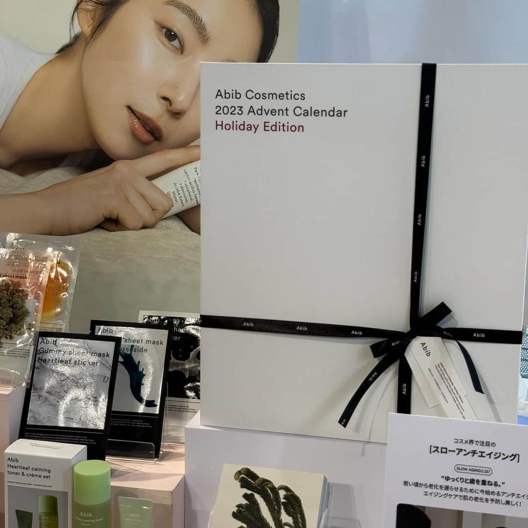 りなたろすさんのインスタグラム写真 - (りなたろすInstagram)「⁡ ⁡ 🎄NUGU X B the B SEOUL-BEAUTY POP UP🎄 ⁡ ⁡ 豪華すぎるブランド大集結🥹💕 d'alba , abib , lalarecipe, skin1004 klairs, flynn, keybo, rom&nd, blanc diva,la muse ⁡ @dalba_japan @abib.japan @lalarecipe.jp @skin1004_japan @klairs.jp @flynn.japan @keybo_jp @romand_jp @blancdiva_japan @lamuse.japan ⁡ ⁡ ⁡ 1等のアドベントカレンダーが豪華すぎて abidのブースの抽選めちゃくちゃ盛り上がった🥹‪💕 ⁡ ⁡ 会場来場者や事前予約で先着順giftのプレゼントも🎁 他にもPOPUPでこんなに貰えるのー！？ な太っ腹特典がたくさん( ⸝⸝･̆⤚･̆⸝⸝) 最後の写真見てみてね⸜🌷︎⸝‍   ⁡ 可愛いフォトゾーンもあるし タッチアップしてもらえるイベントもあったり 一人で行っても楽しめそう🪞🪄︎︎ ⁡ ⁡ ⁡ ⁡ 🗓12月15日~17日の3日間 誰でも来場可能なので ぜひ遊びに行ってみてね🎅🏻- ̗̀🎁 ̖́- ⁡ ⁡ 📍OMOTESANDO MUSEUM 東京都港区青山3丁目18-19 フェスタ表参道ビル 新館2階 🕙10:00～20:00（17日のみ18） ⁡ ⁡ ⁡ ⁡ ⁡ ⁡ #PR #popupイベント #期間限定イベント #期間限定ショップ #韓国コスメ #韓国コスメ大好き #クリスマスイベント #クリスマスツリーの木 #クリスマスツリー🎄 #アドベントカレンダー #アドベントカレンダー2023 #フォトゾーン #タッチアップ #表参道イベント #表参道イベントスペース」12月14日 18時48分 - 1103r_h