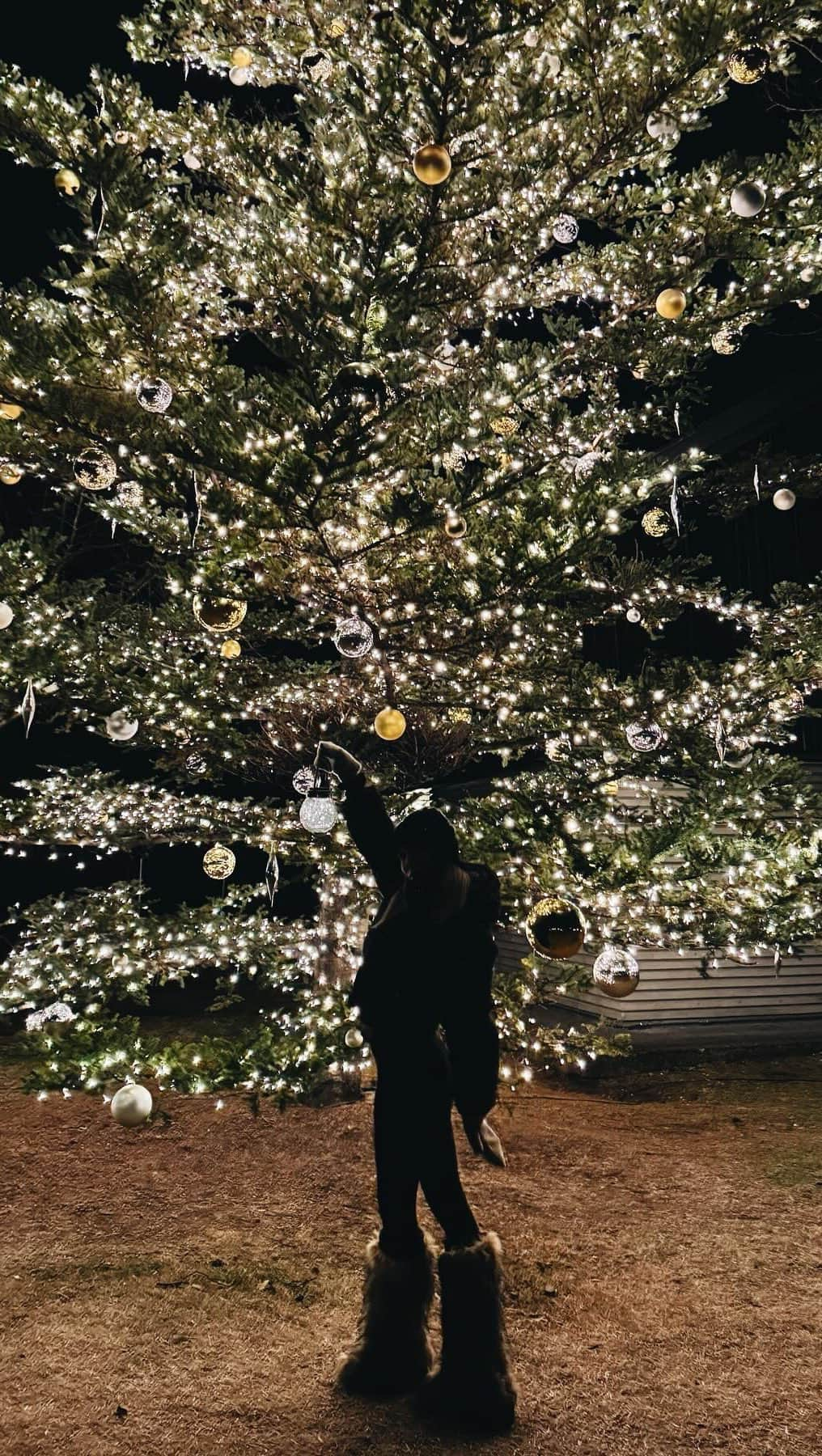 REONAのインスタグラム：「おっきなクリスマスツリー🎄💖かわいい😍」