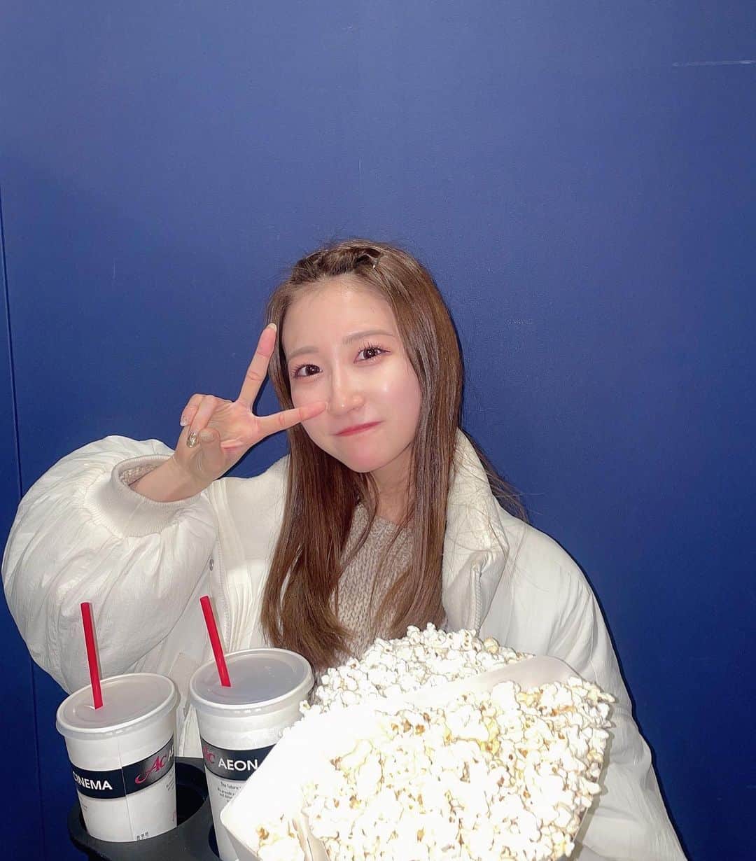 葵井るきさんのインスタグラム写真 - (葵井るきInstagram)「映画館のポップコーンだーいすき🍿 こんなに大きいのにいつも止まらなくて 大体予告で食べ終わっちゃう（笑） あ、さすがに1人じゃないよ笑 ままと妹と分けて食べたよ〜〜〜！  この日はずっと見たかった 『あの花が咲く丘で君とまた出会えたら』 っていう映画見たよ🎬 良い映画すぎて小説まで買っちゃった📗  Twitterに載せてない写真〜 オフなので前髪セットめんどくさくて、 この日はでこだしにしちゃった（笑）  #映画館 #ポップコーン」12月14日 19時00分 - ruuki_gram_