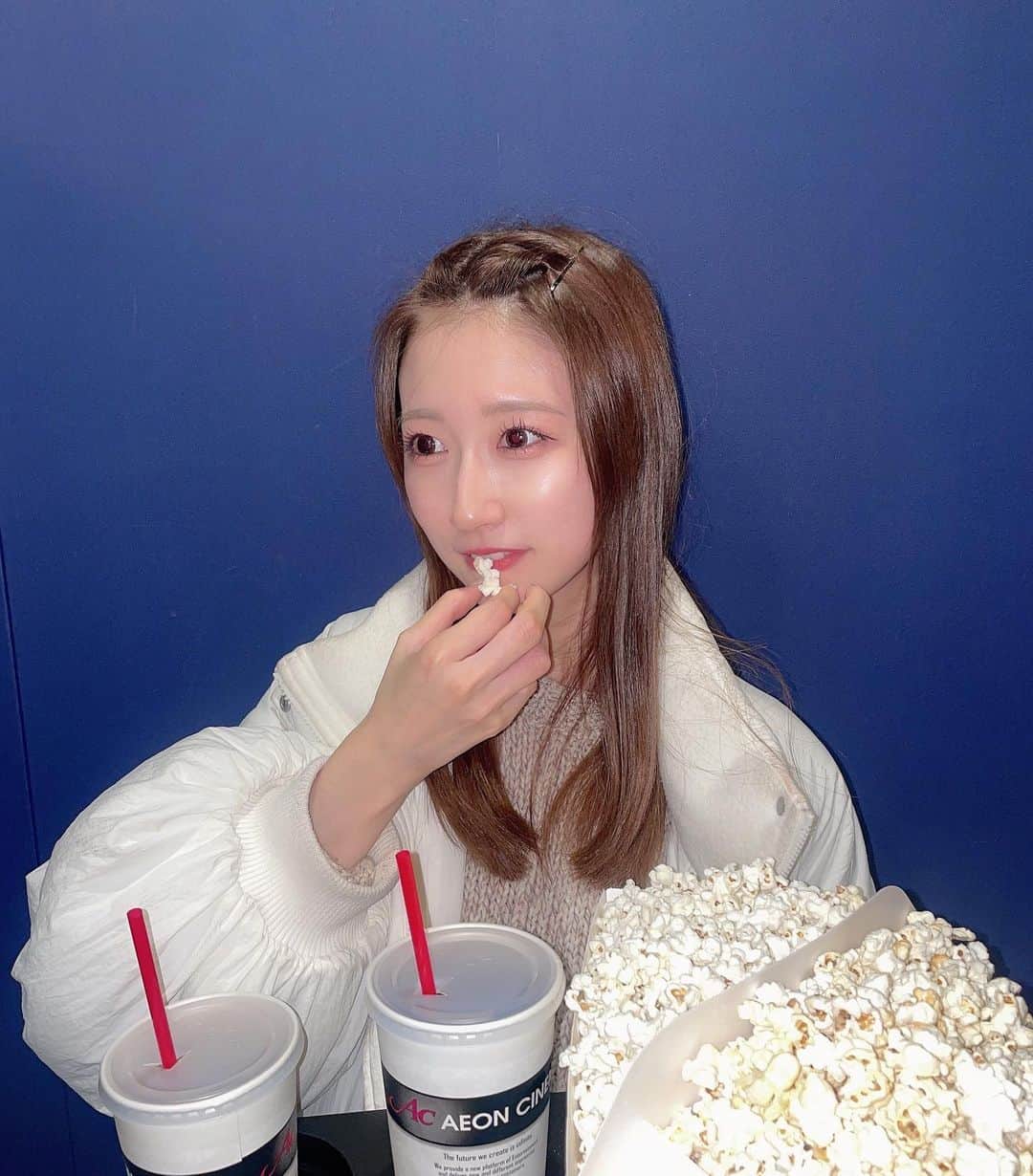 葵井るきさんのインスタグラム写真 - (葵井るきInstagram)「映画館のポップコーンだーいすき🍿 こんなに大きいのにいつも止まらなくて 大体予告で食べ終わっちゃう（笑） あ、さすがに1人じゃないよ笑 ままと妹と分けて食べたよ〜〜〜！  この日はずっと見たかった 『あの花が咲く丘で君とまた出会えたら』 っていう映画見たよ🎬 良い映画すぎて小説まで買っちゃった📗  Twitterに載せてない写真〜 オフなので前髪セットめんどくさくて、 この日はでこだしにしちゃった（笑）  #映画館 #ポップコーン」12月14日 19時00分 - ruuki_gram_