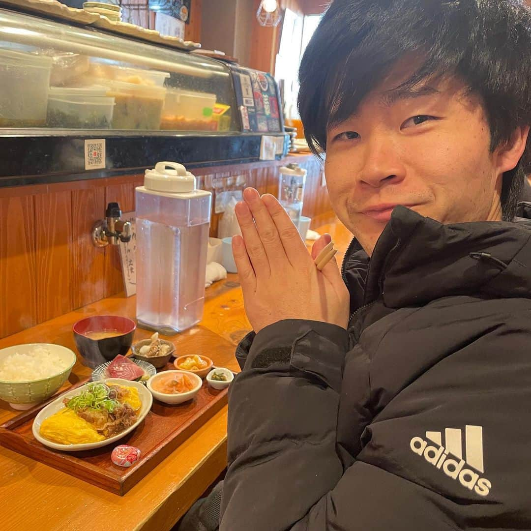 井尻貫太郎さんのインスタグラム写真 - (井尻貫太郎Instagram)「家家大笑zoom配信「居酒屋貫太郎」 12/23(土)21:00～22:30 出演者：貫太郎 ゲスト：ジョックロック ゆうじろー お酒を飲みつつ90分のトーク配信！ 芸歴1年目の頃から知ってる後輩！言って欲しくない話もあるけど楽しみ！ ※締切12/20(水)16時まで　詳しくは「家家大笑」で検索を！ tiktokで気になってたお店、わびすけへ。肉だしまき定食。 この内容で800円はコスパ良し。開店の30分前に並んで2番目。後行列。早めに行くのがおすすめ。 #ジョックロック　ゆうじろー #わびすけ」12月14日 18時53分 - kantaro_ijiri