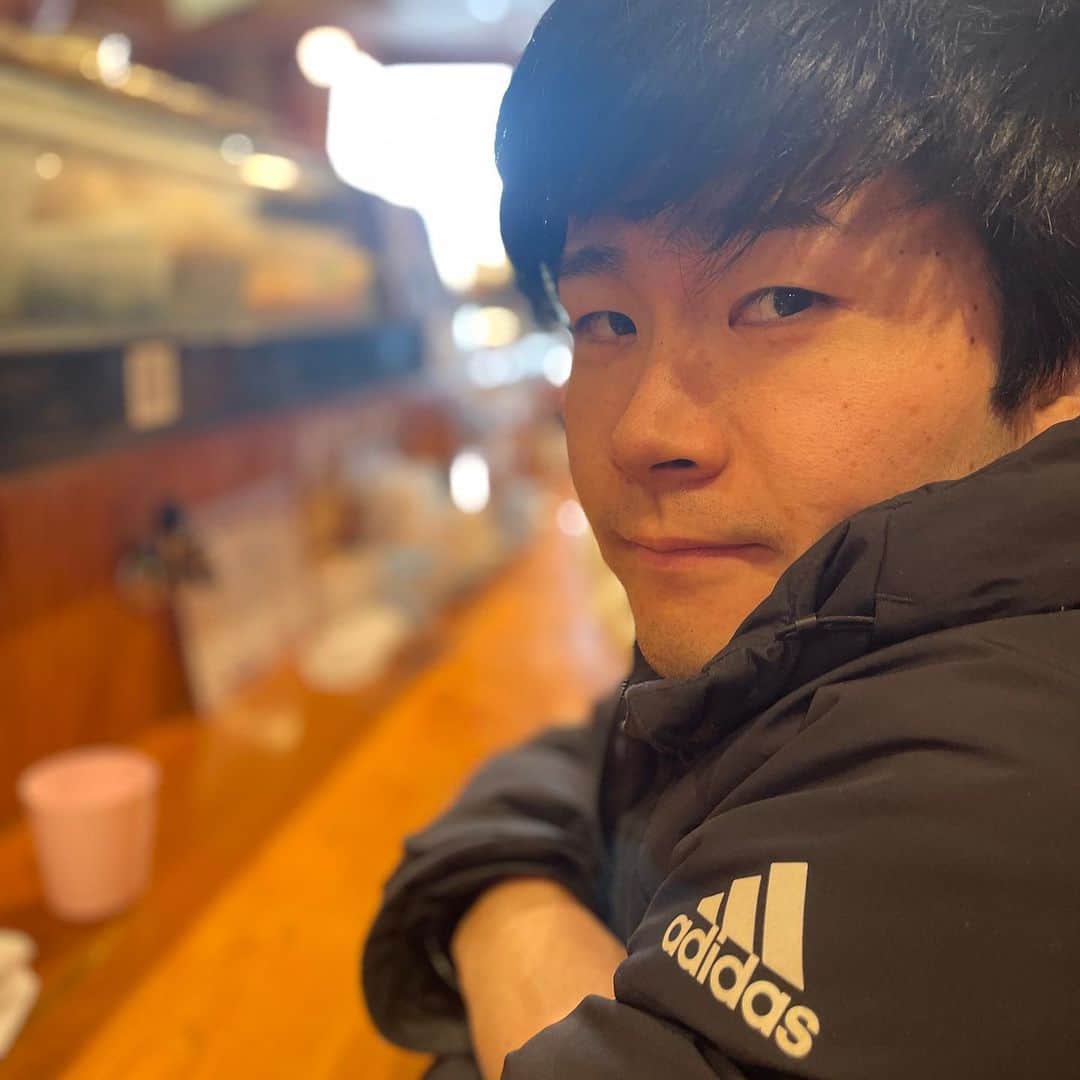 井尻貫太郎さんのインスタグラム写真 - (井尻貫太郎Instagram)「家家大笑zoom配信「居酒屋貫太郎」 12/23(土)21:00～22:30 出演者：貫太郎 ゲスト：ジョックロック ゆうじろー お酒を飲みつつ90分のトーク配信！ 芸歴1年目の頃から知ってる後輩！言って欲しくない話もあるけど楽しみ！ ※締切12/20(水)16時まで　詳しくは「家家大笑」で検索を！ tiktokで気になってたお店、わびすけへ。肉だしまき定食。 この内容で800円はコスパ良し。開店の30分前に並んで2番目。後行列。早めに行くのがおすすめ。 #ジョックロック　ゆうじろー #わびすけ」12月14日 18時53分 - kantaro_ijiri