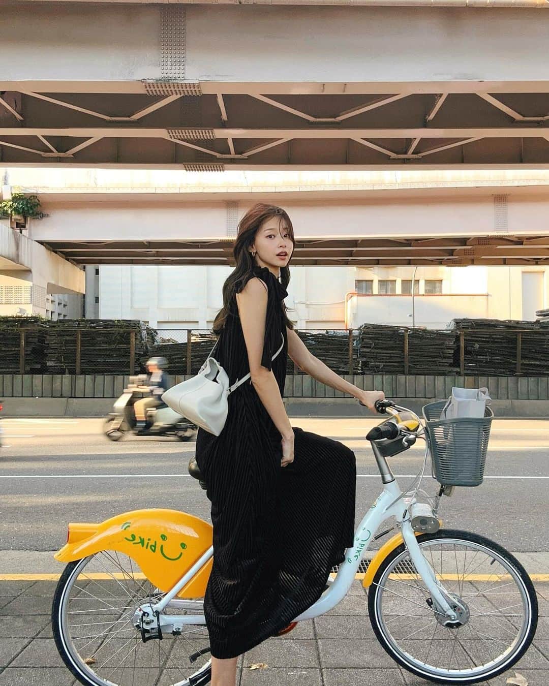 吳斐莉のインスタグラム：「原本今天是休息日 結果中午跟朋友聚餐完後 眼看這麼個好天氣 就騎上腳踏車 一路從信義敦化騎到新店捷運站了🤣  今日有氧✔️  很享受這一個人騎車穿梭在路上的感覺 偶有陽光灑落、微風吹拂 然後思考著今天聽到的許多事😌  👗 @kew_studio_tw  👜 @polene_paris」
