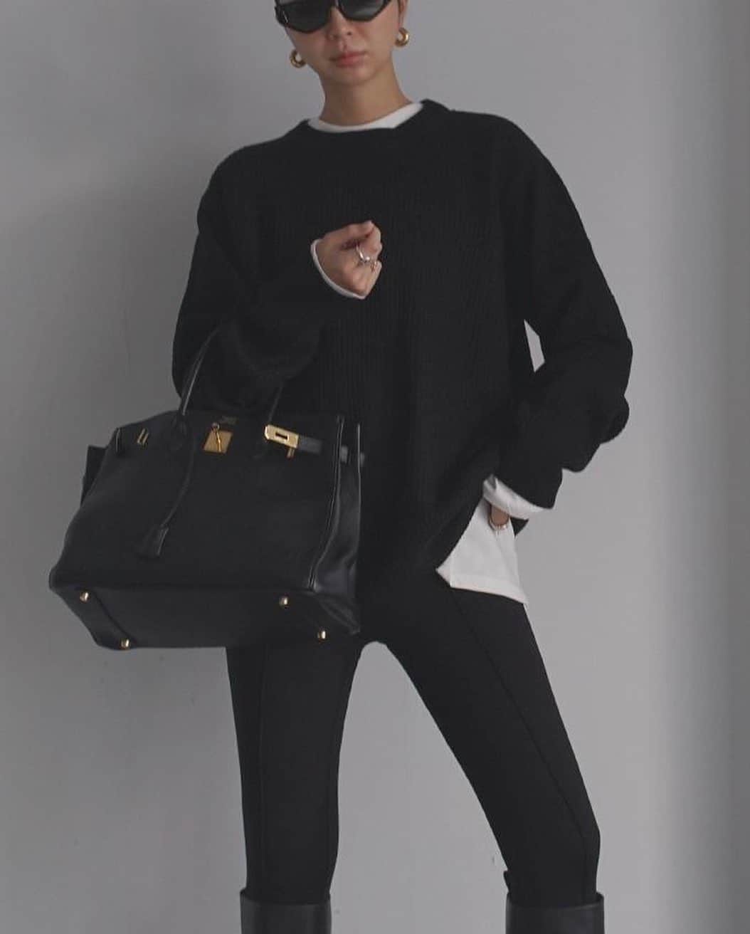 room306 CONTEMPORARYのインスタグラム：「⁡ 本日20:00〜4型入荷致します。 是非ご覧下さいませ♡ ⁡ ✔︎Rib Round-neck Knit Tops ¥8,250 tax in ⁡ ふっくら柔らかい生地を使用したリブニットトップス。 デイリーにお召し頂きやすくシンプルで飽きのないデザイン。 圧迫感のない首元と、着丈が長めのルーズなシルエットでラフにご着用頂けます。 程よくゆとりのあるサイズ感で、インナーにシャツやカットソーを合わせてレイヤードスタイリングもおすすめ。 ⁡ #room306CONTEMPORARY #room306」
