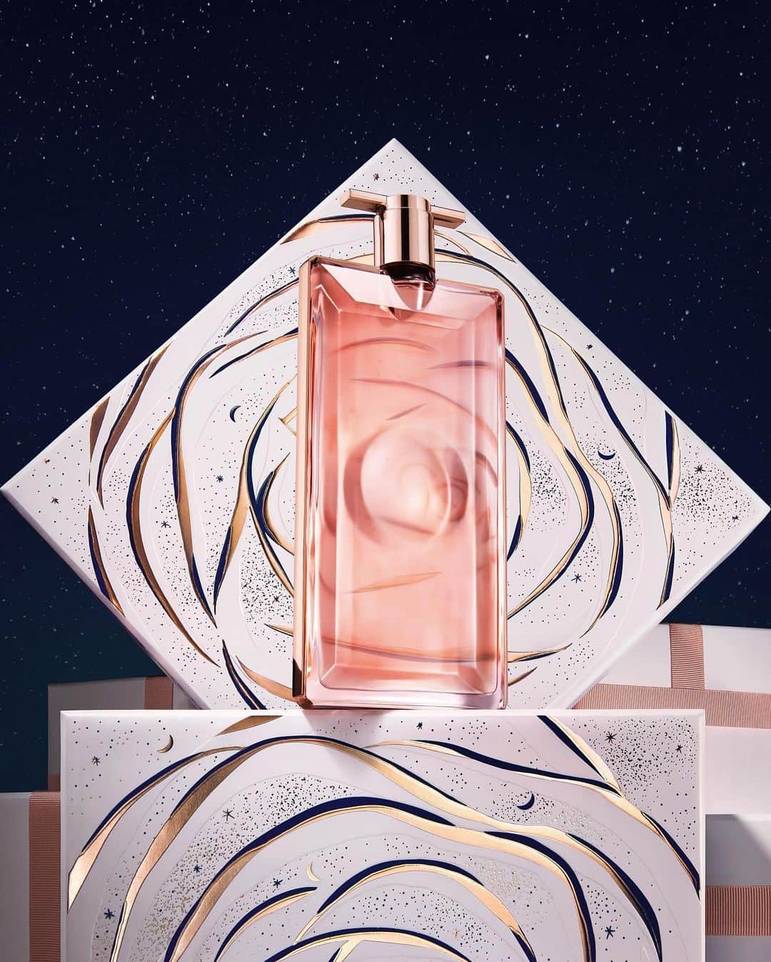 Lancôme Officialさんのインスタグラム写真 - (Lancôme OfficialInstagram)「Each Lancôme icon has its own story, making for the perfect gifts. The La vie est belle range welcomes new members including the latest La vie est belle L’Extrait, that explores the Damascena Rose and Oud Wood accord, for a joyful new interpretation. By their side, the Idôle range, featuring the newest Idôle Now, empowers the wearer to create their own timeless story.  #Lancome #LancomexLouvre #Holiday23」12月14日 19時10分 - lancomeofficial