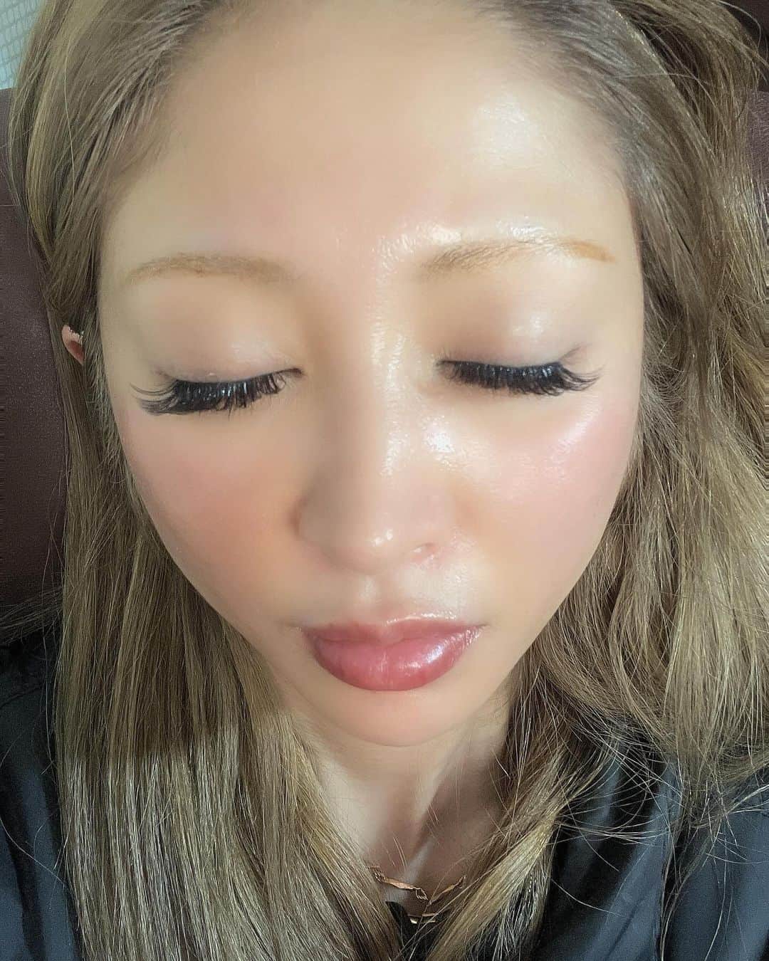 一井悠理のインスタグラム：「ノーファンデ、マツエク付けた( ꇐ₃ꇐ )」