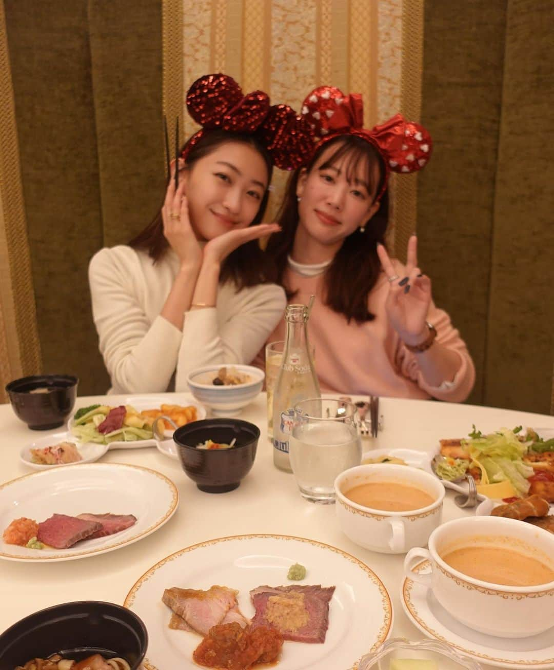 田辺かほさんのインスタグラム写真 - (田辺かほInstagram)「XmasDisney🎄🎅🐭 キラキラしててめっちゃ可愛くない🥹？！ . ウィークナイトパスポートだったから17時から集合してアトラクション2個乗ってビール飲んでご飯食べながらも飲んで大満足な私達🍻笑 . 3人でいつも旅行とかご飯とか行くのにディズニー行くのはなんだかんだ初めてで、ディズニーってだけでいつもより倍楽しかったなあ🤍 . やっぱり大人になっても夢の国は楽しいね🤭 . . . . . #disneyland #tokyodisneyland #クリスマスディズニー #ディズニー #ディズニーランド」12月14日 19時04分 - kaho__tanabe