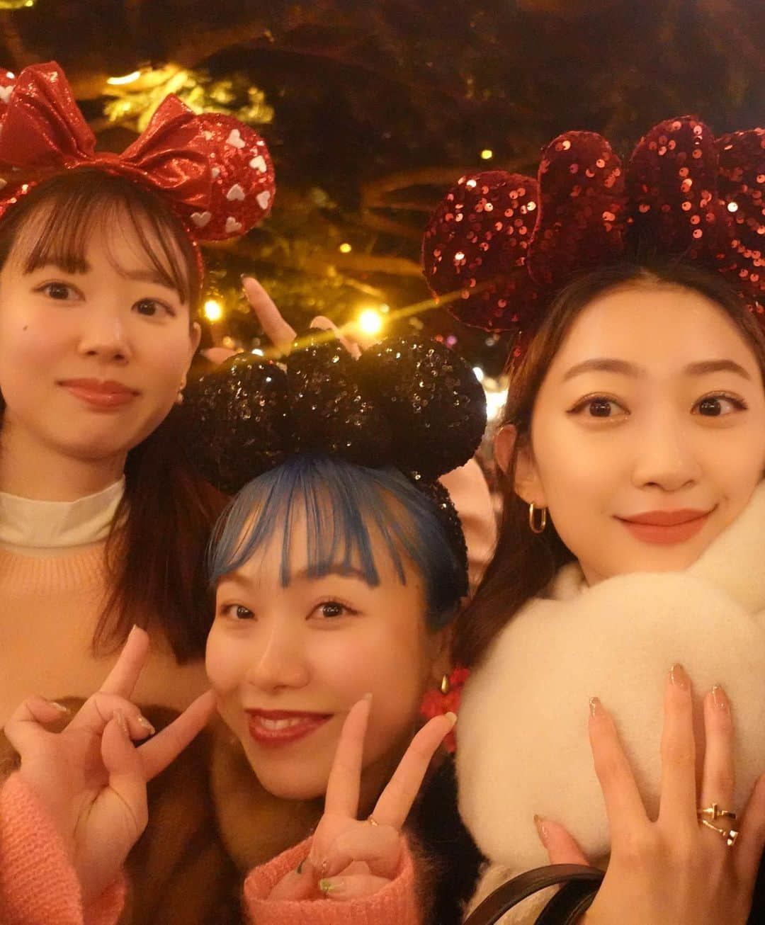 田辺かほさんのインスタグラム写真 - (田辺かほInstagram)「XmasDisney🎄🎅🐭 キラキラしててめっちゃ可愛くない🥹？！ . ウィークナイトパスポートだったから17時から集合してアトラクション2個乗ってビール飲んでご飯食べながらも飲んで大満足な私達🍻笑 . 3人でいつも旅行とかご飯とか行くのにディズニー行くのはなんだかんだ初めてで、ディズニーってだけでいつもより倍楽しかったなあ🤍 . やっぱり大人になっても夢の国は楽しいね🤭 . . . . . #disneyland #tokyodisneyland #クリスマスディズニー #ディズニー #ディズニーランド」12月14日 19時04分 - kaho__tanabe