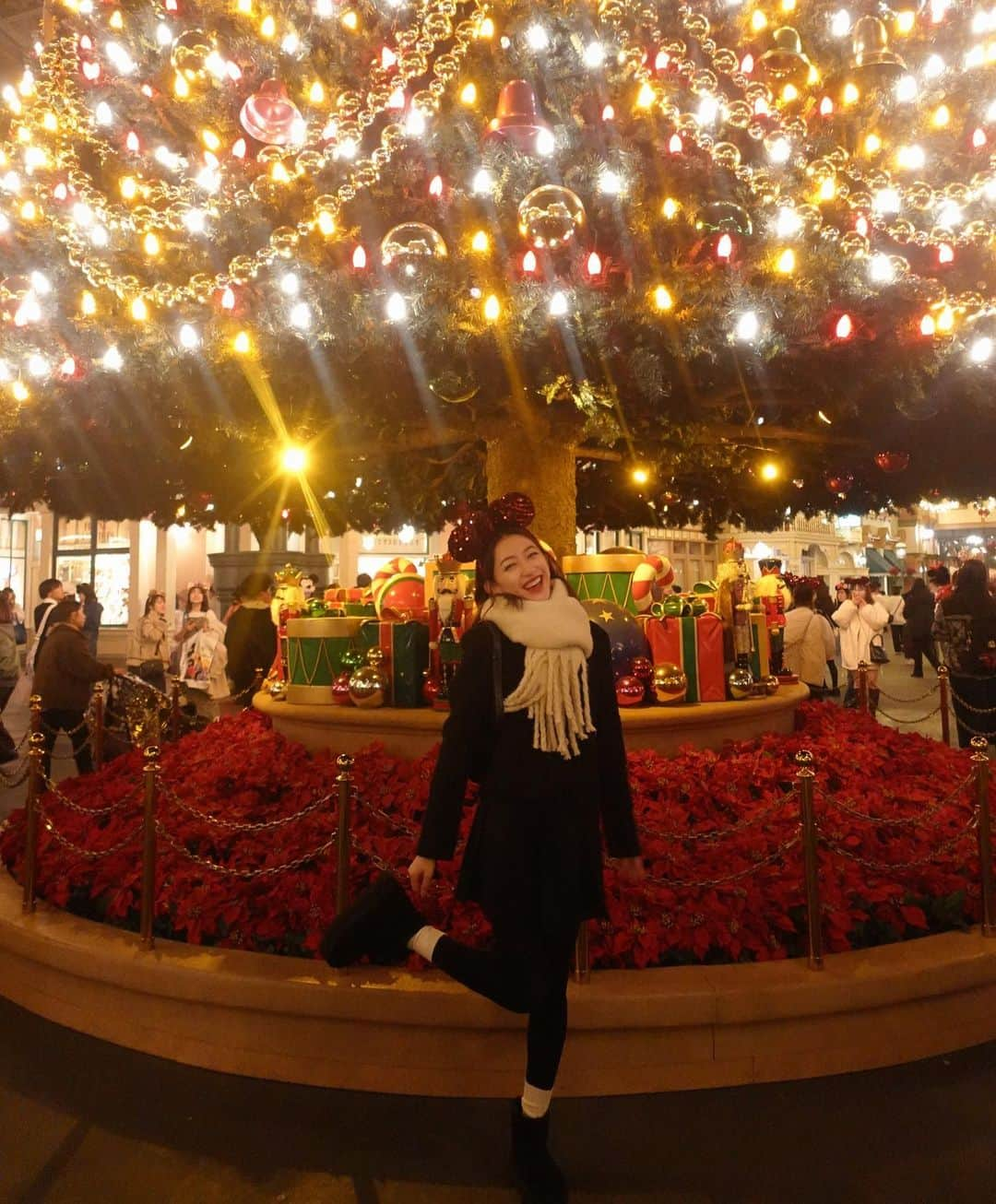 田辺かほさんのインスタグラム写真 - (田辺かほInstagram)「XmasDisney🎄🎅🐭 キラキラしててめっちゃ可愛くない🥹？！ . ウィークナイトパスポートだったから17時から集合してアトラクション2個乗ってビール飲んでご飯食べながらも飲んで大満足な私達🍻笑 . 3人でいつも旅行とかご飯とか行くのにディズニー行くのはなんだかんだ初めてで、ディズニーってだけでいつもより倍楽しかったなあ🤍 . やっぱり大人になっても夢の国は楽しいね🤭 . . . . . #disneyland #tokyodisneyland #クリスマスディズニー #ディズニー #ディズニーランド」12月14日 19時04分 - kaho__tanabe