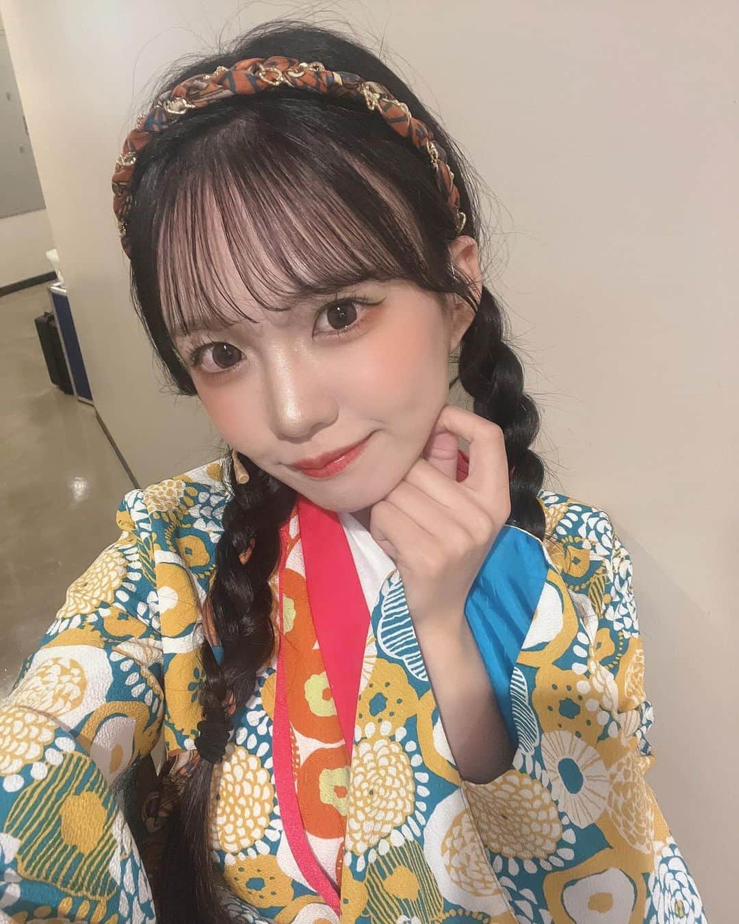 岡本彩夏のインスタグラム：「＊ #義経千本桜  ご来場いただいた皆様ありがとうございました🌸 ・ 全公演出演者全員で駆け抜けることができ 千秋楽は満員御礼、スタンディングオーベーションを頂けて感謝と感動の気持ちで一杯です ・ 個人的には、初めての時代劇でこんなに大きな会場での舞台に初めて出演させていただいて、慣れないことも多く沢山ご迷惑もおかけしました 壁にぶつかることもありましたが、共演者さんスタッフさんに沢山助けていただき、周りの環境に恵まれて、終わってしまったのが寂しいと思えるくらい素敵な経験をさせていただけました✨ 物語は、自分の出演シーンやそれ以外のシーンでも様々な感情にさせられて苦しい場面も多かったですが、とっても楽しく明るい座組で稽古期間は楽しい思い出がいっぱいです☺️ 私もしっかりロスです。笑 ちょっと長くなり過ぎてしまいましたね。笑 自分を成長させてくれたこの作品と小せんに感謝です♡ もっと大きくなって皆さんにまたお会いできるよう精進します！」