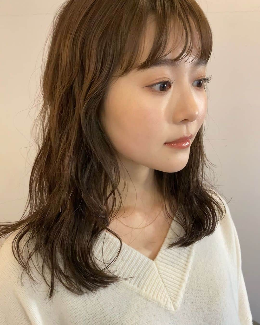 穴井千尋さんのインスタグラム写真 - (穴井千尋Instagram)「. . 今年最後の美容室💇‍♀️  ずっと暗めの色続けててたから久しぶりに明るめにした✨ といっても色落ちした感じが凄い綺麗だったから 頭のてっぺんの黒くなってるとこだけ染めてもらった☺️✊ ブラウンベージュ？です🤎 . #ヘアカラー #ヘアスタイル #髪型 #髪色 #髪 #ヘア #パーマ #パーマヘア #hair #hairstyle #haircolor #perm #permhair」12月14日 19時06分 - chihiro_anai_official